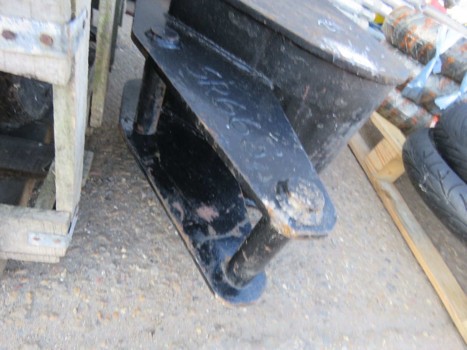 ADAPTED SMALL EXCAVATOR TRENCHING BUCKET ON 45MM PINS, 40CM WIDTH APPROX. - Image 2 of 3