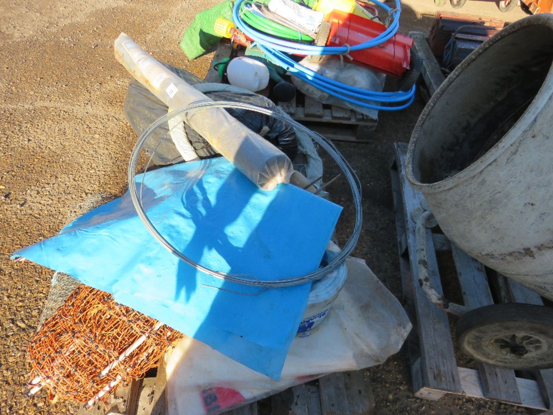 PALLET CONTAINING HESSIAN, RABBIT NET AND LANSCAPING FABRIC.THIS LOT IS SOLD UNDER THE AUCTIONEERS M - Image 2 of 3