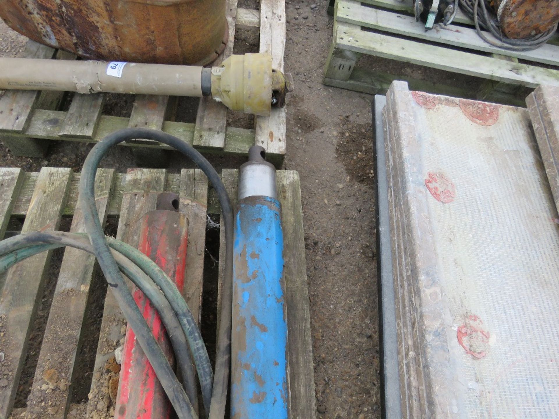 2 X HEAVY DUTY HYDRAULIC RAMS WITH HOSES. - Image 3 of 3