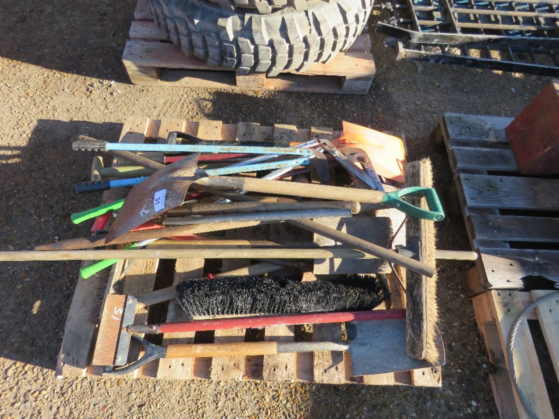 PALLET OF ASSORTED HAND TOOLS.THIS LOT IS SOLD UNDER THE AUCTIONEERS MARGIN SCHEME, THEREFORE NO VAT