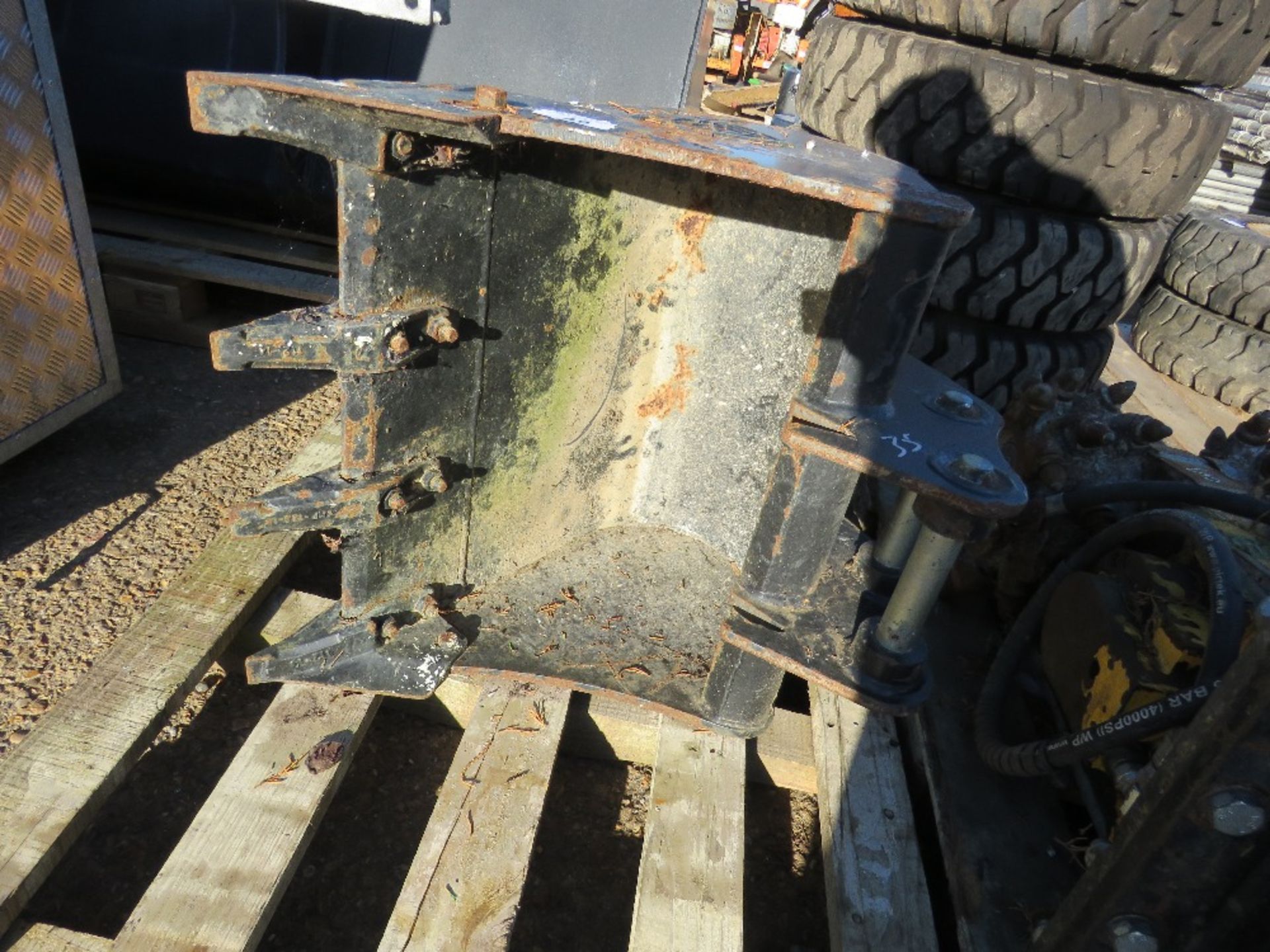 RHINOX EXCAVATOR BUCKET, 24" WIDTH APPROX ON 35MM PINS. LITTLE USED. - Image 3 of 3