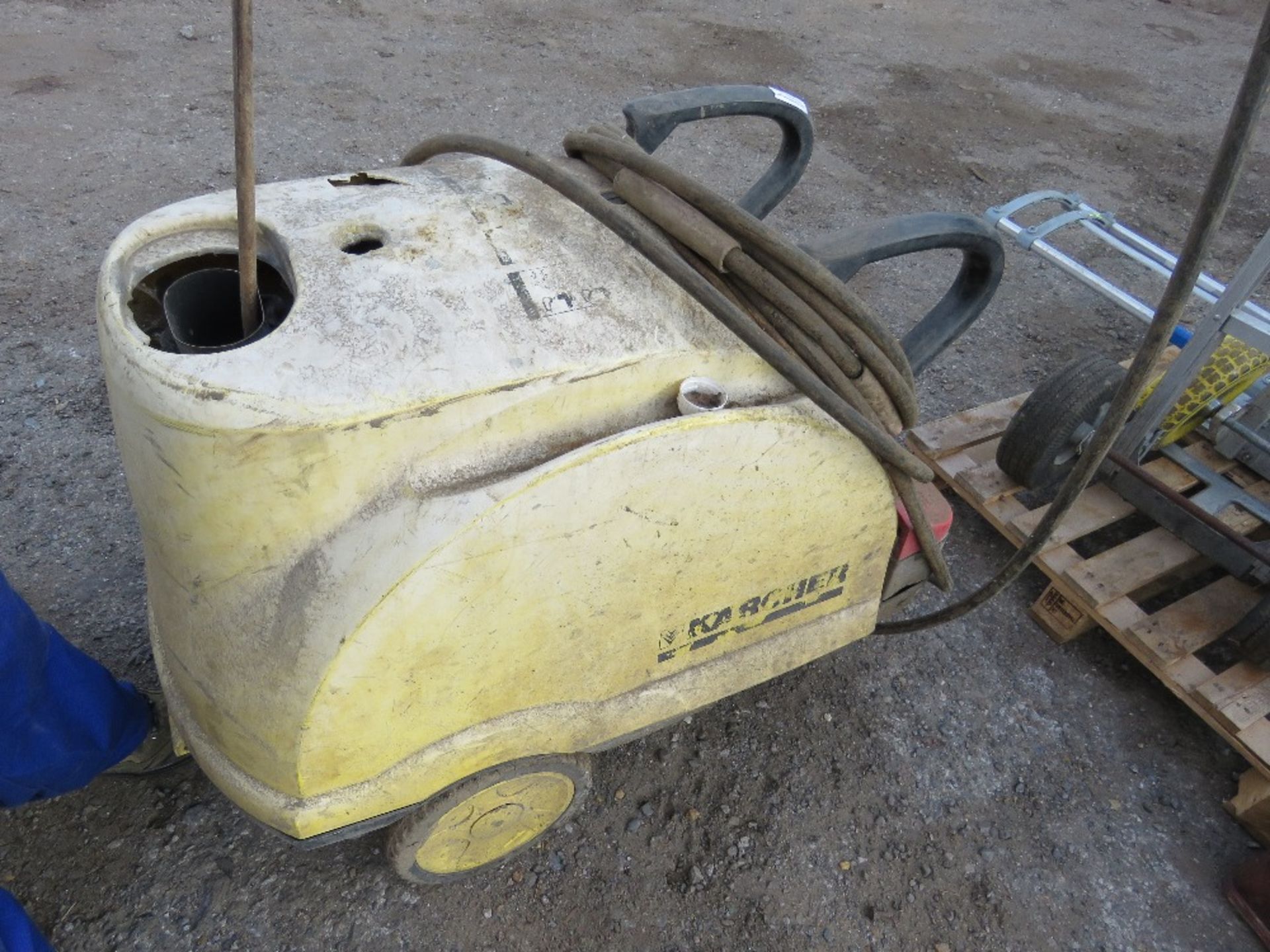 KARCHER HDS 601C ECO 240VOLT POWERED STEAM CLEANER. THIS LOT IS SOLD UNDER THE AUCTIONEERS MARGIN SC - Image 4 of 4