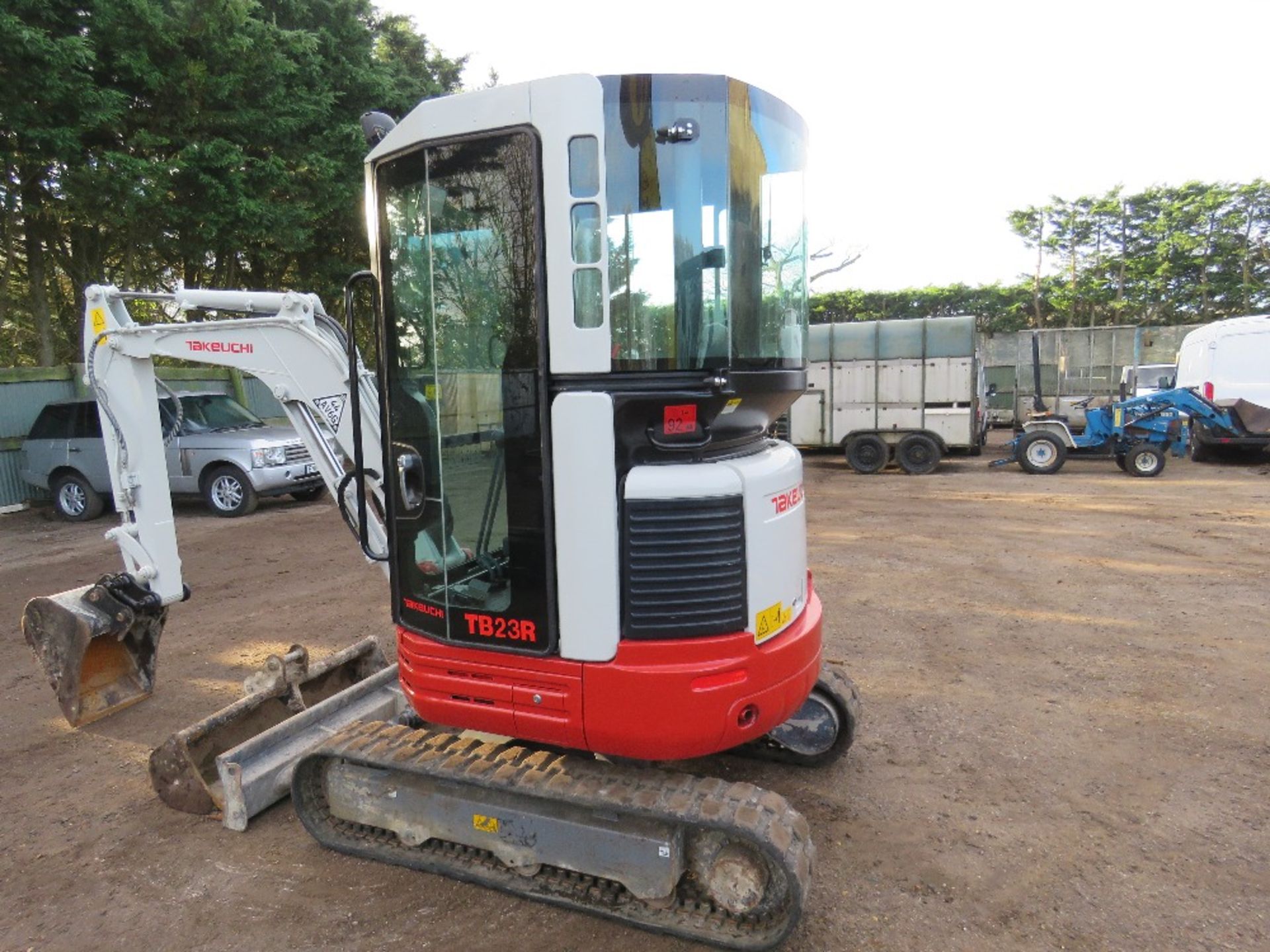 TAKEUCHI TB23R ZERO SWING EXCAVATOR, YEAR 2019. 1243 REC HOURS. 2 X BUCKETS. 2670KG OPERATING WEIGHT - Image 5 of 10