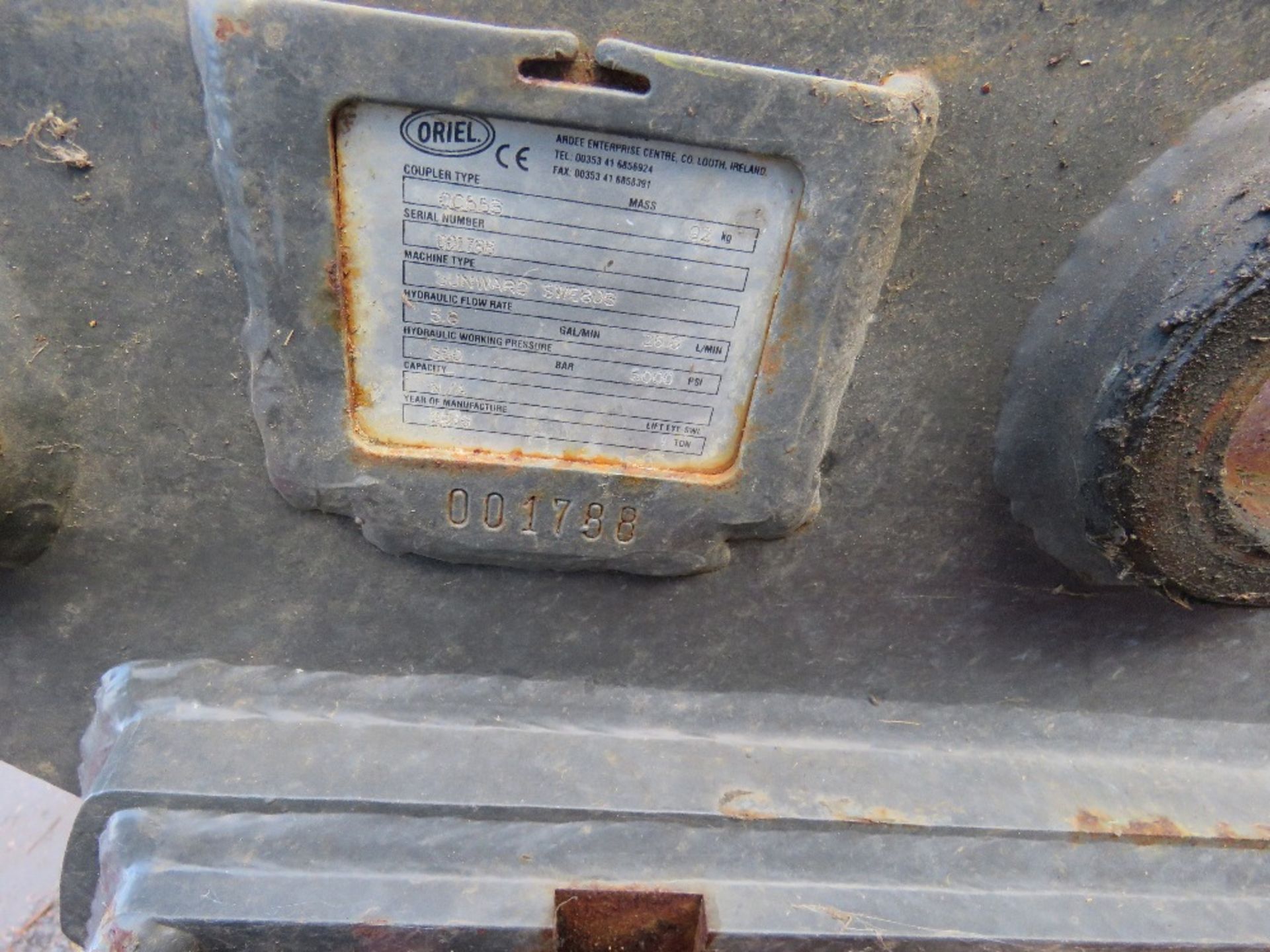 ORIEL 55MM PINNED EXCAVATOR QUICK HITCH PLUS A 2FT TOOTHED BUCKET, LITTLE USED. - Image 4 of 6
