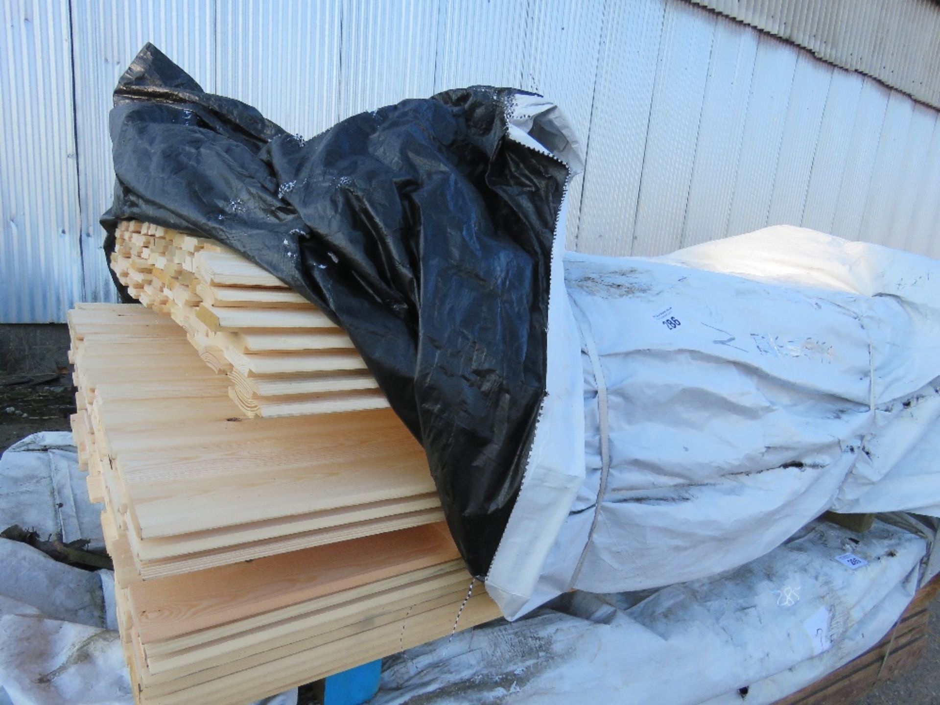 PACK OF UNTREATED SHIPLAP TIMBER. SIZE: 1.58M LENGTH X 95MM WIDE APPROX. - Image 3 of 4