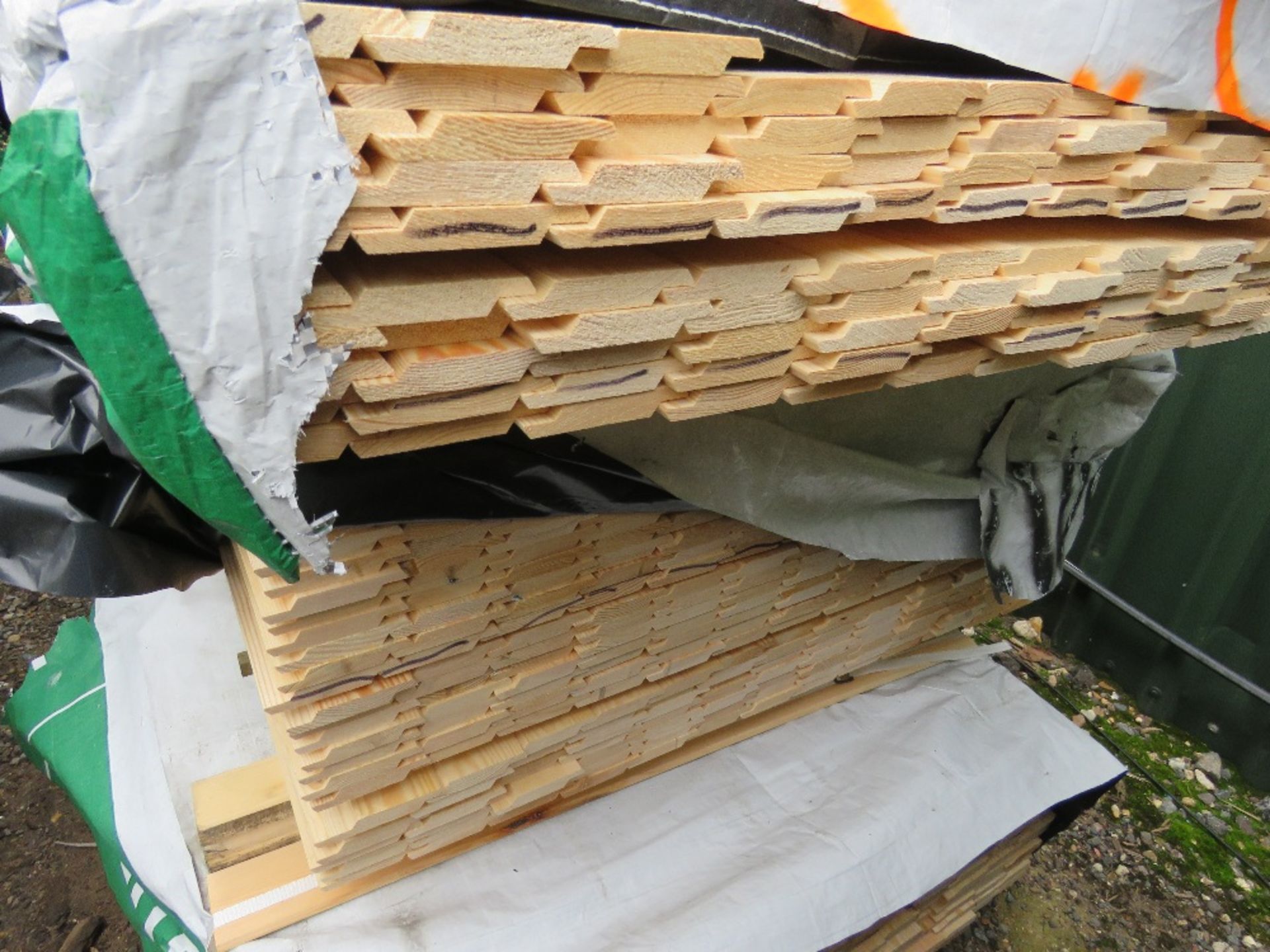 STACK OF 4NO BUNDLES OF UNTREATED SHIPLAP TIMBER FENCE CLADDING BOARDS. SIZE: 1.4-1.83M LENGTH X - Image 2 of 3