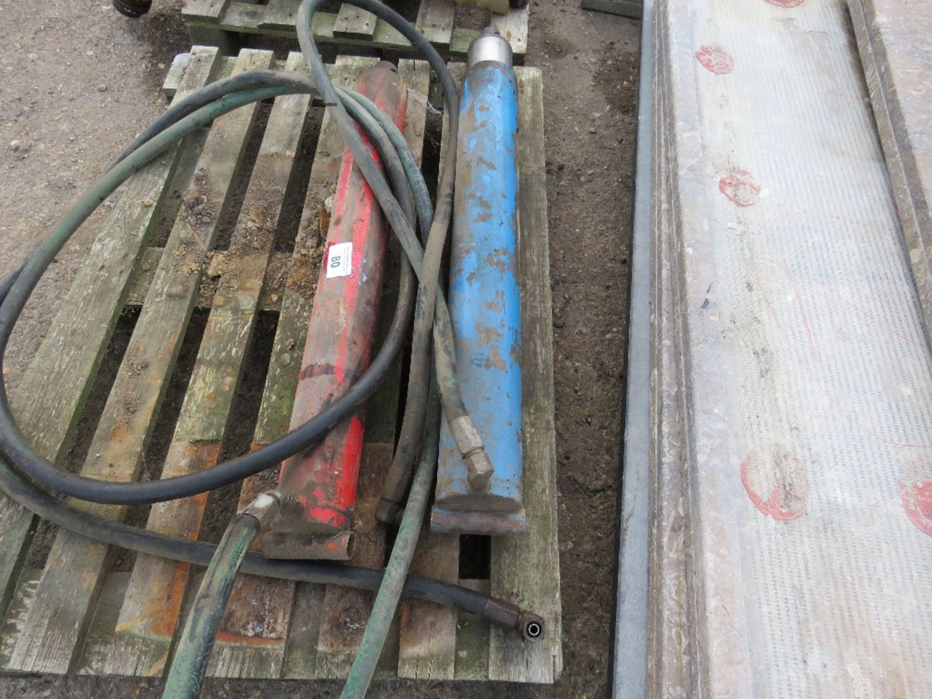 2 X HEAVY DUTY HYDRAULIC RAMS WITH HOSES. - Image 2 of 3