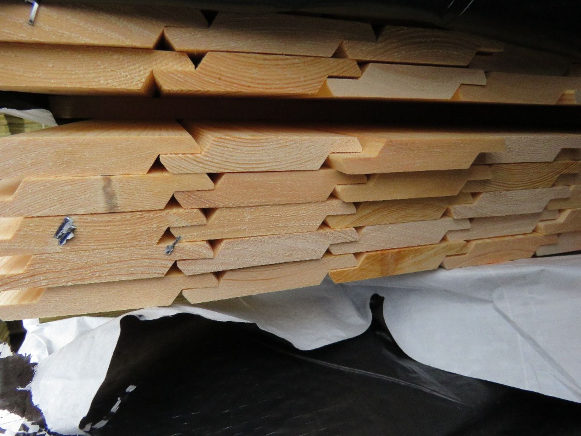 STACK OF 4NO BUNDLES OF UNTREATED SHIPLAP TIMBER FENCE CLADDING BOARDS. SIZE: 1.4-1.83M LENGTH X - Image 3 of 3