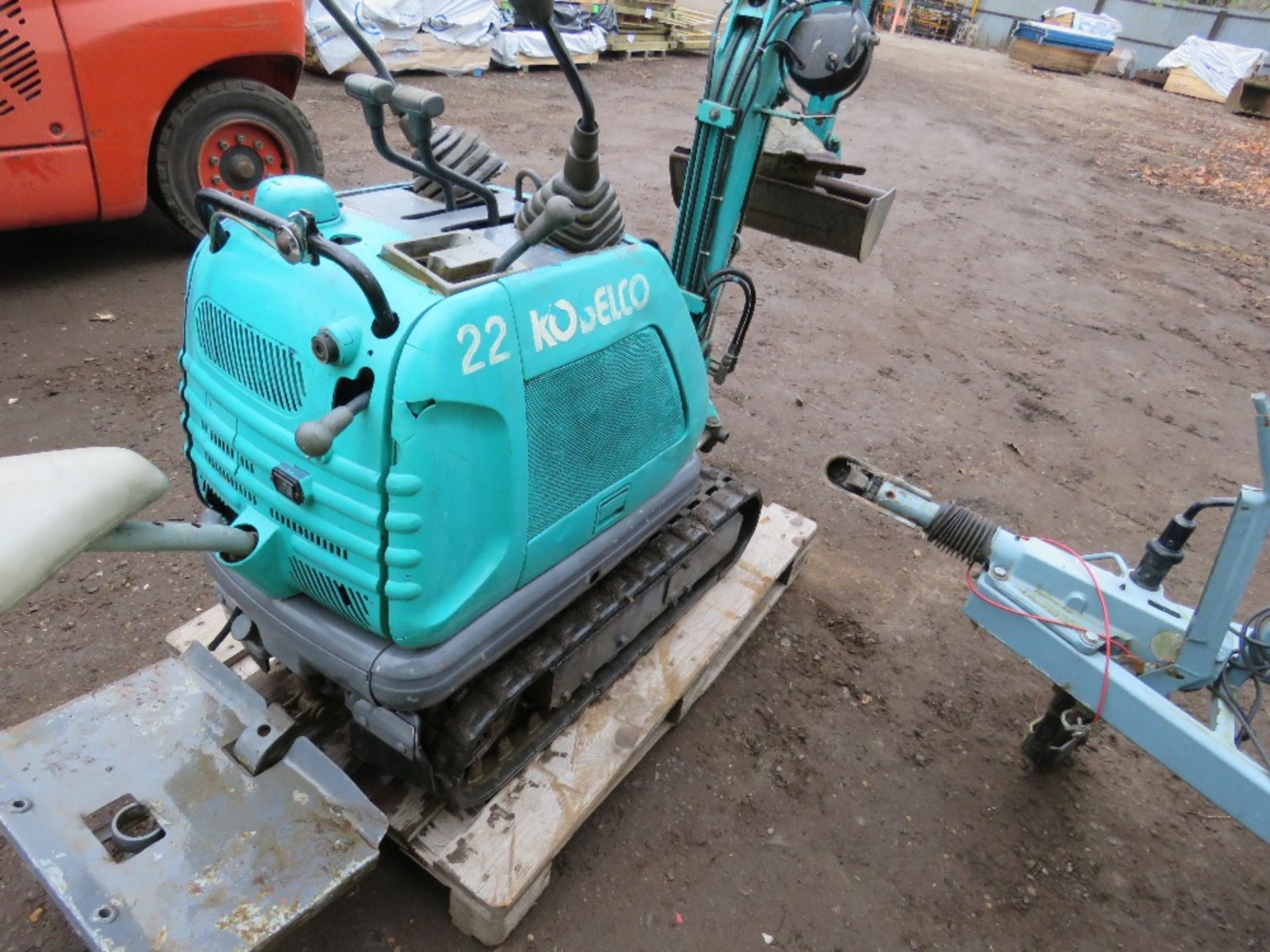 KOBELCO 22 MICRO EXCAVATOR WITH 2 X BUCKETS. PETROL ENGINED, 1049 REC HOURS. SN:FS-01494. THIS LOT I - Image 4 of 8