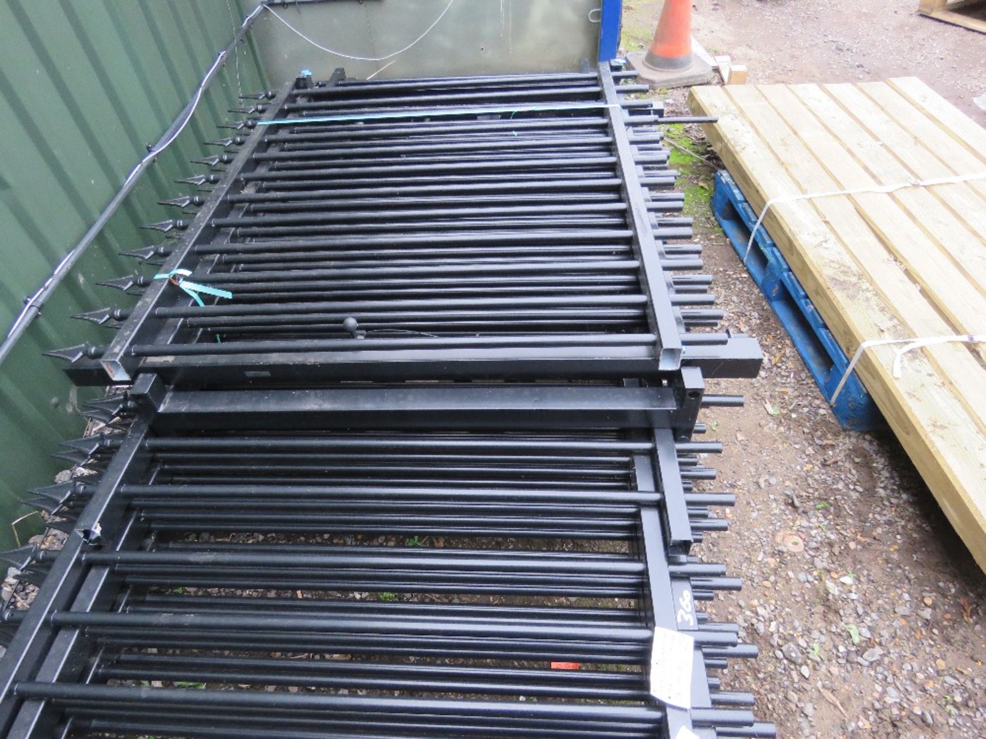 STACK OF BLACK STEEL ORNAMENTAL FENCING, 1.5M HEIGHT, UNUSED. 18M LENGTH APPROX WITH 2 X GATES@1.5M - Image 3 of 4