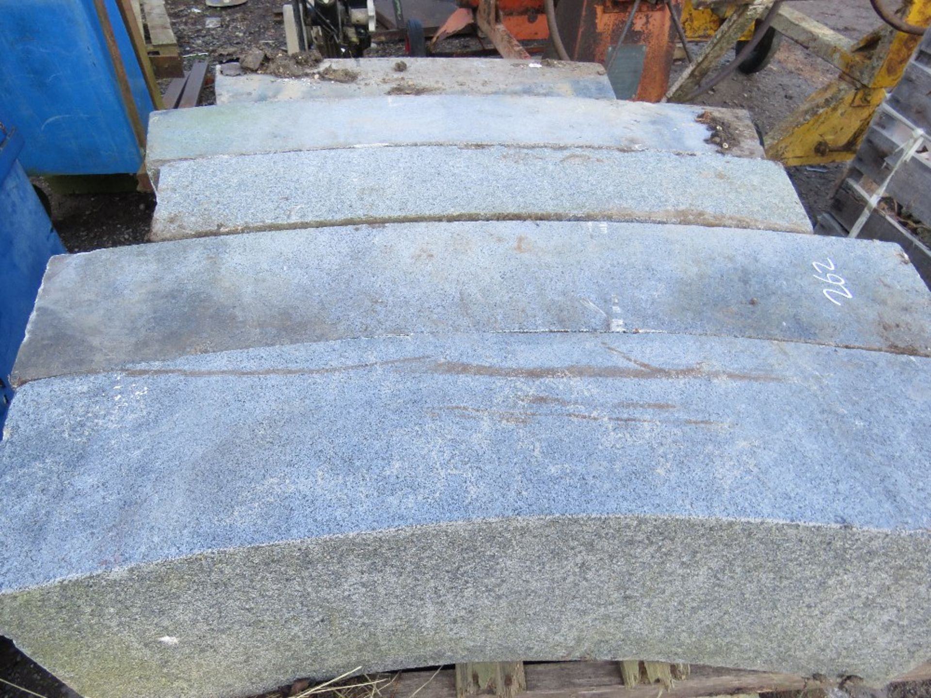 2 X PALLETS OF CURVED GRANITE BLOCKS/KERBS. - Image 3 of 4