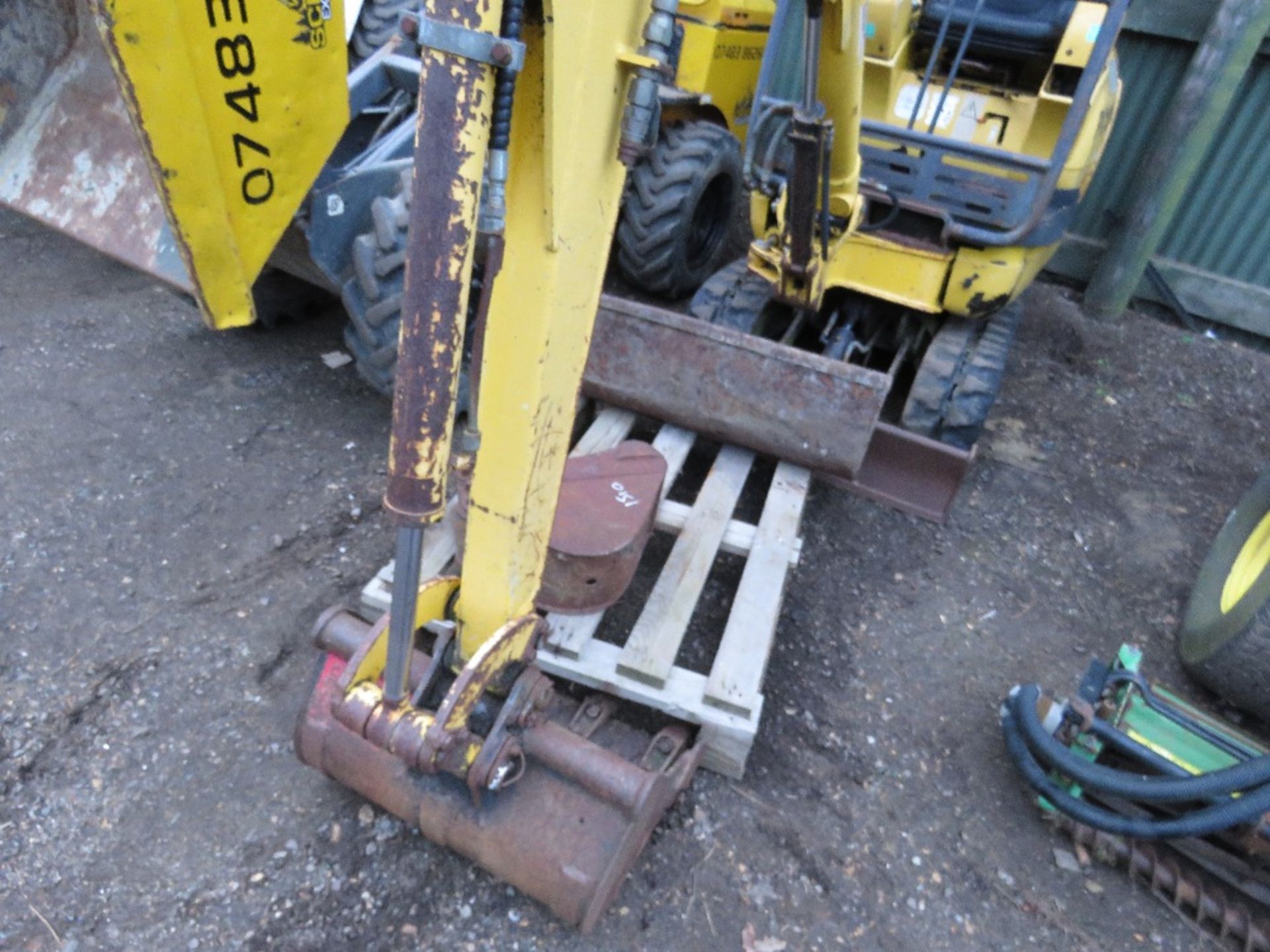 KOMATSU PC12R RUBBER TRACKED MINI EXCAVATOR WITH 3 X BUCKETS. 3731 REC HOURS. YEAR 1999 APPROX. SN:F - Image 2 of 7