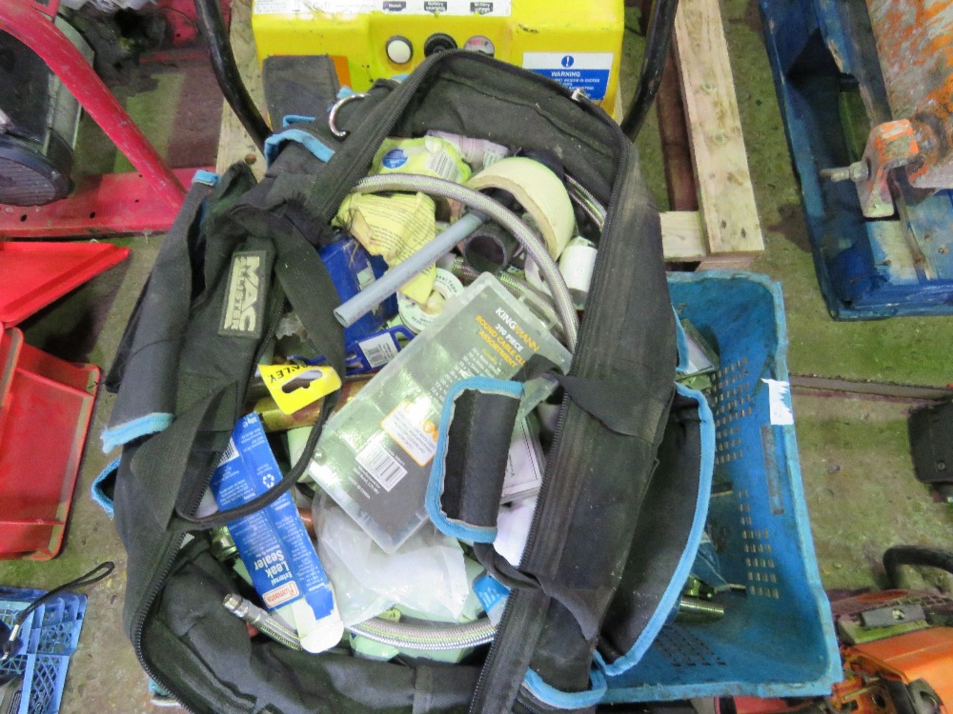 2X BAGS PLUS 2 X BOXES OF PLUMBING RELATED EQUIPMENT. SOLD UNDER THE AUCTIONEERS MARGIN SCHEME THERE - Image 3 of 5