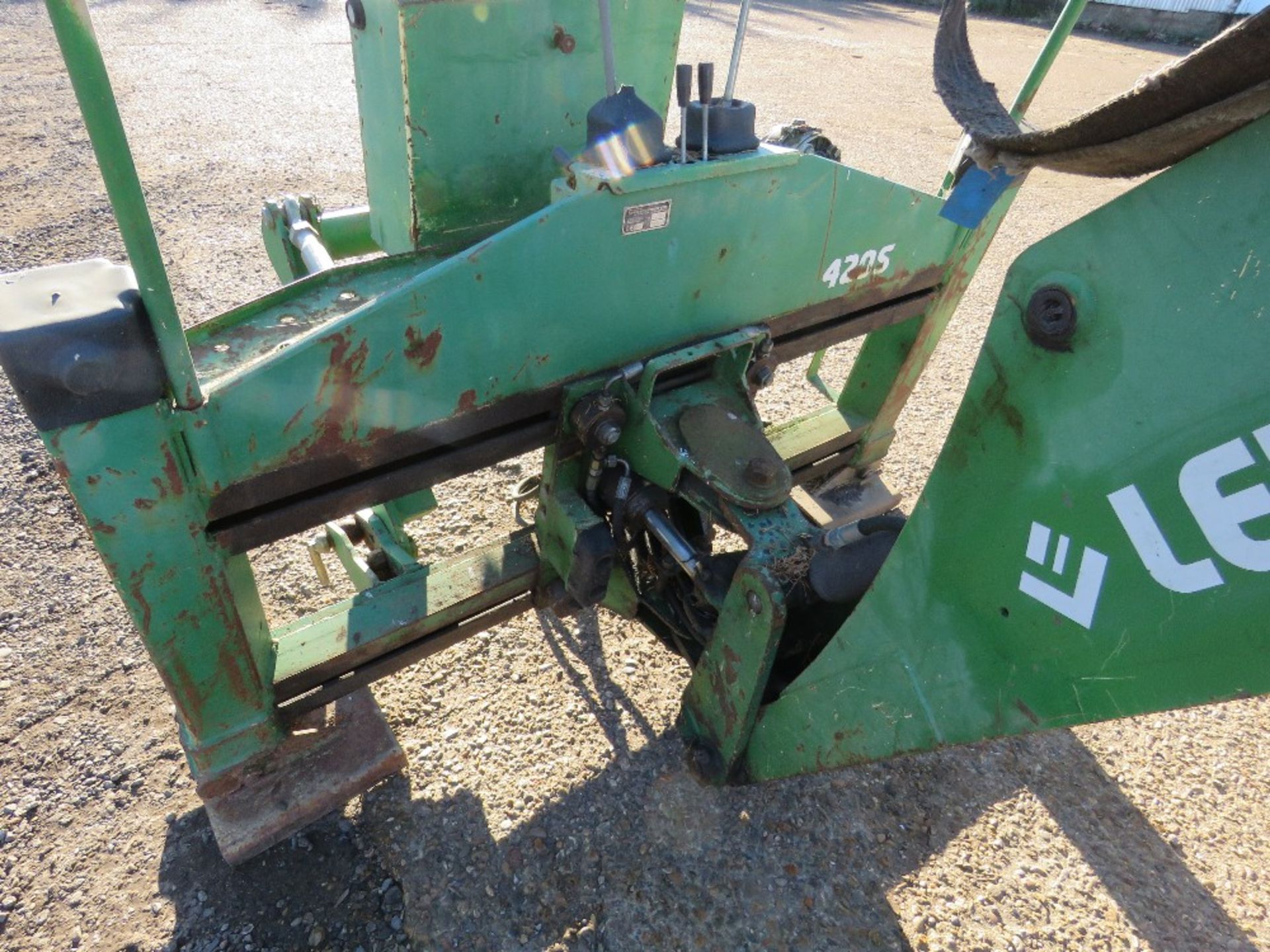 LEWIS 200 TRACTOR 3 POINT LINKAGE MOUNTED BACKHOE WITH HYDRAULIC OFFSET. YEAR 2007. 2 X BUCKETS. - Image 6 of 6