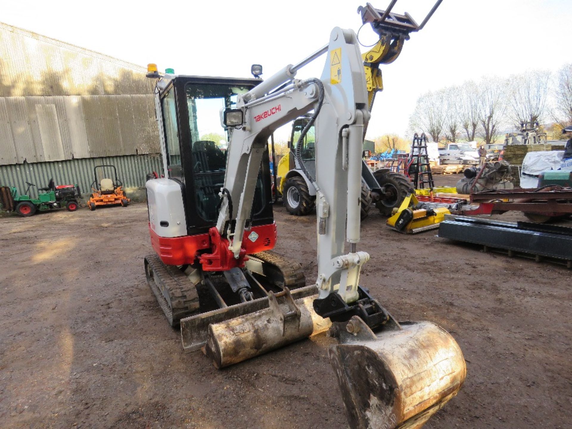 TAKEUCHI TB23R ZERO SWING EXCAVATOR, YEAR 2019. 1243 REC HOURS. 2 X BUCKETS. 2670KG OPERATING WEIGHT - Image 2 of 10