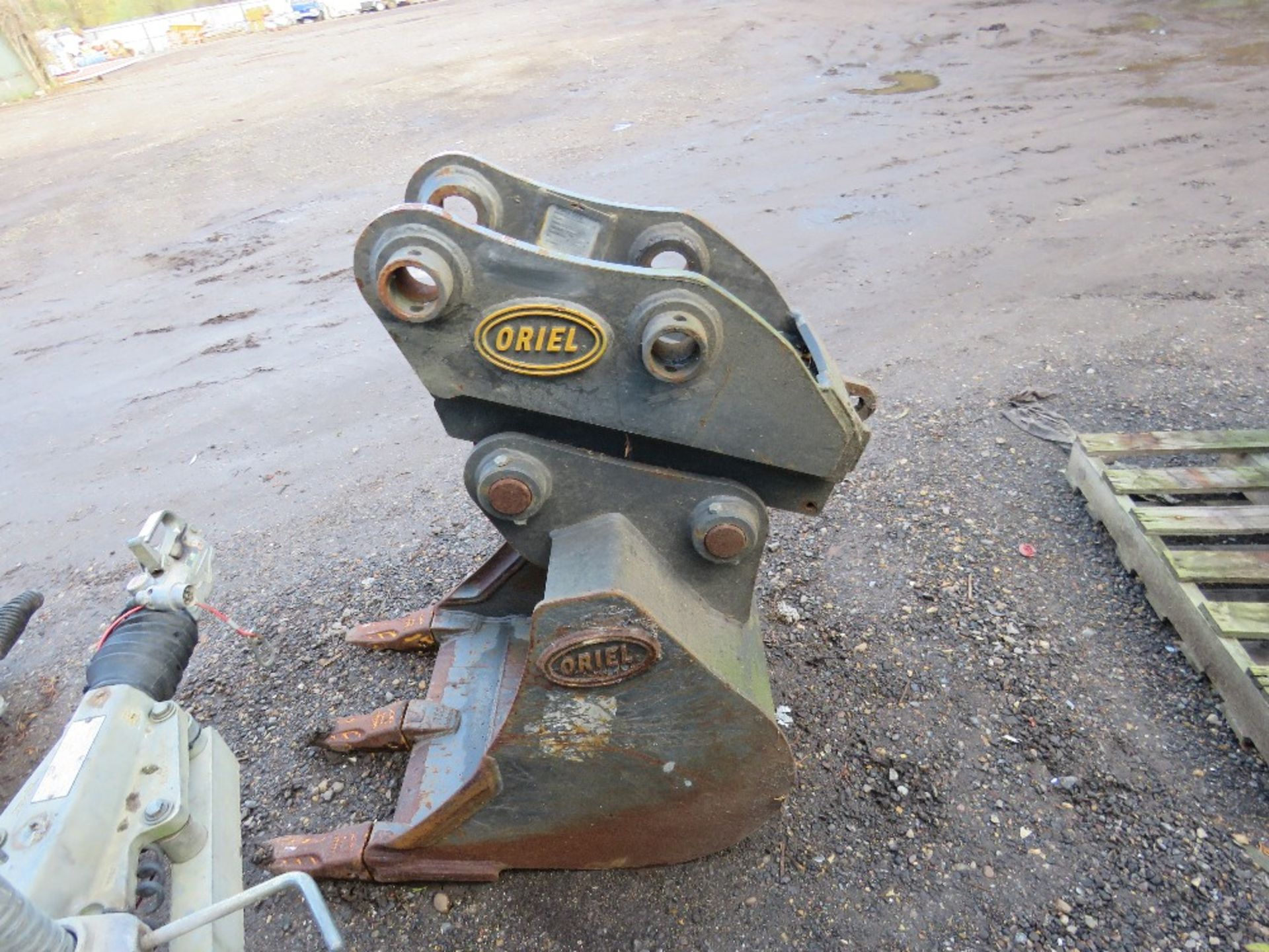 ORIEL 55MM PINNED EXCAVATOR QUICK HITCH PLUS A 2FT TOOTHED BUCKET, LITTLE USED. - Image 2 of 6