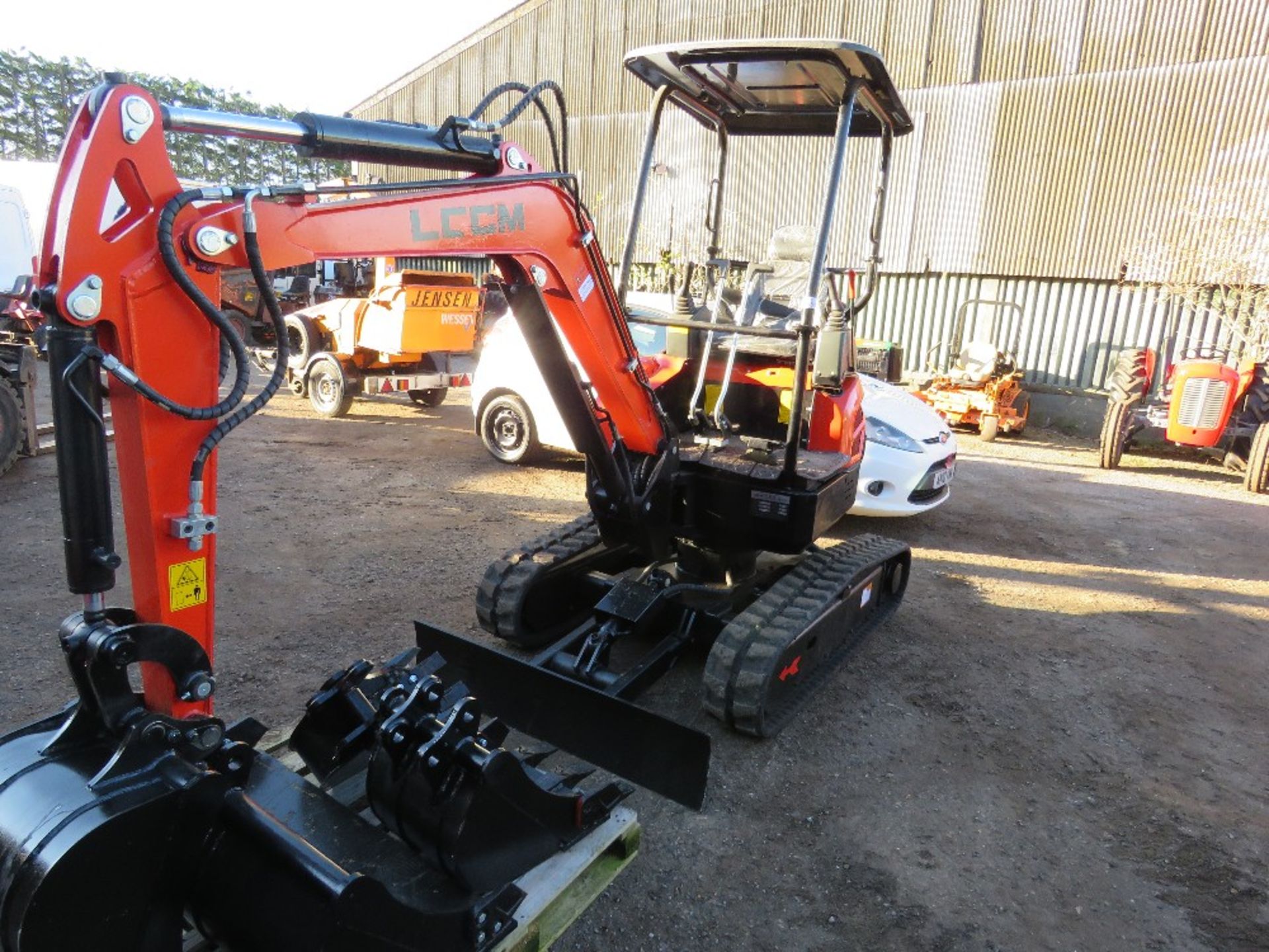 LGCM RUBBER TRACKED MINI EXCAVATOR LG22EU MODEL. 12.7 REC HOURS. SET OF 2 X BUCKETS. SN;005E088.