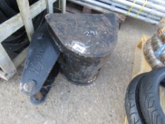 ADAPTED SMALL EXCAVATOR TRENCHING BUCKET ON 45MM PINS, 40CM WIDTH APPROX.