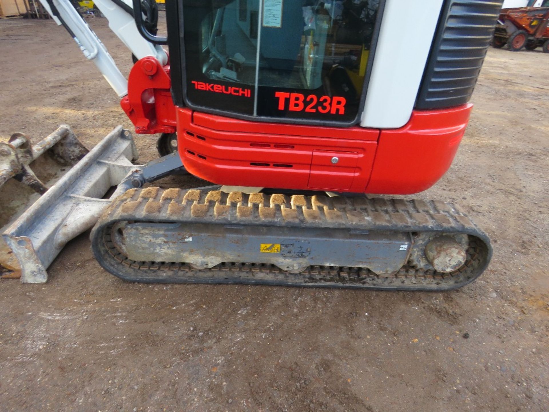 TAKEUCHI TB23R ZERO SWING EXCAVATOR, YEAR 2019. 1243 REC HOURS. 2 X BUCKETS. 2670KG OPERATING WEIGHT - Image 6 of 10