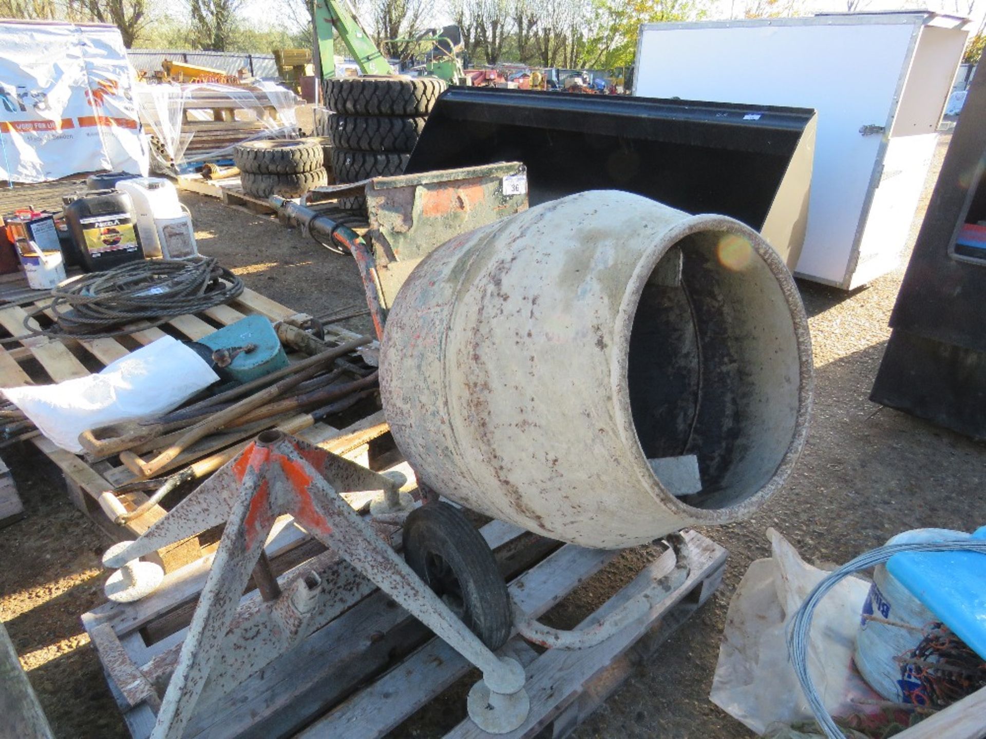 240VOLT POWERED MINI CEMENT MIXER WITH STAND. THIS LOT IS SOLD UNDER THE AUCTIONEERS MARGIN SCHEME, - Image 4 of 4