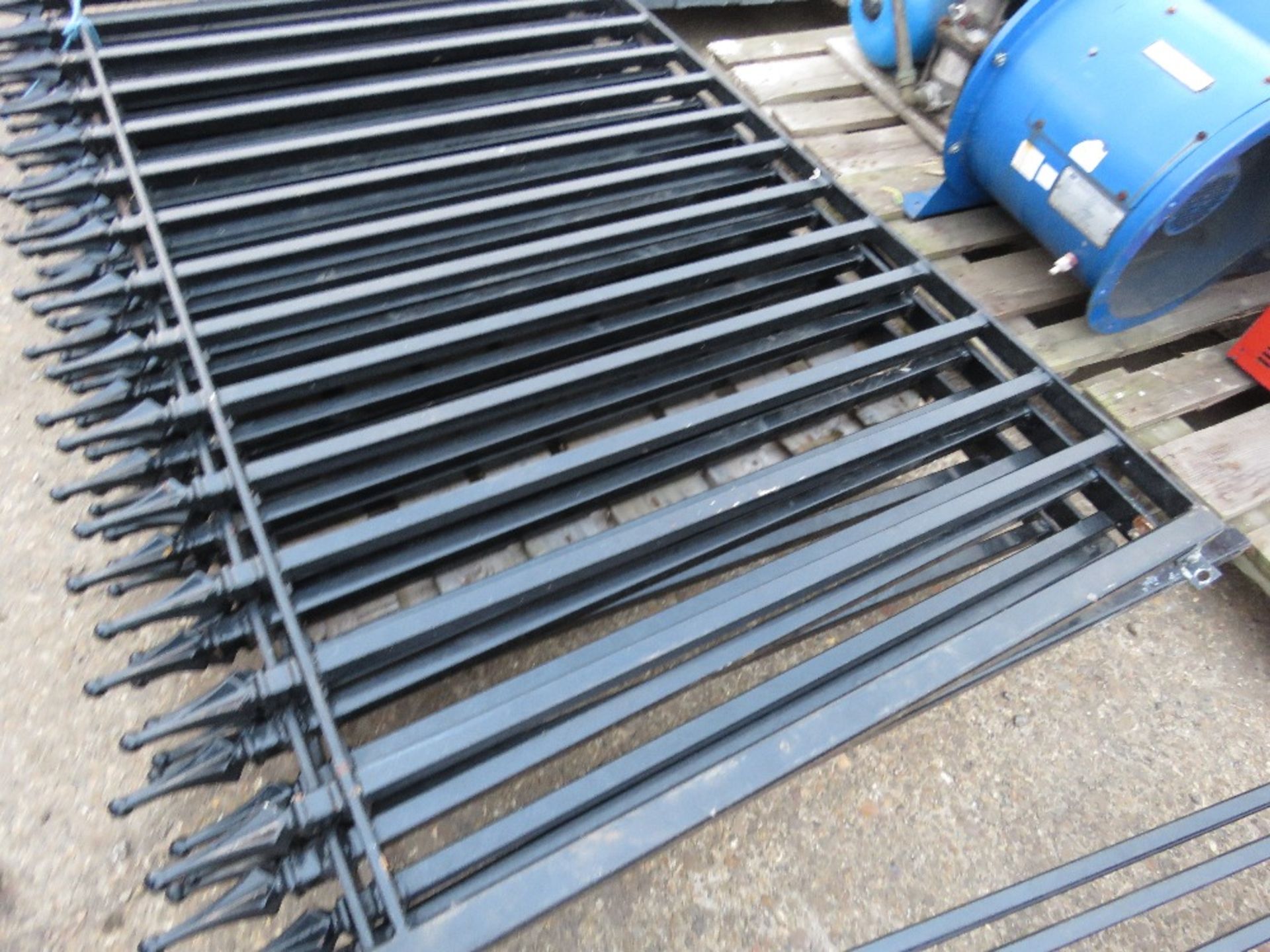 STEEL RAILINGS, 5NO IN TOTAL, 2M WIDE X 1.19M HEIGHT APPROX. DECORATIVE TOPS, HEAVY DUTY.THIS LOT IS - Image 3 of 4