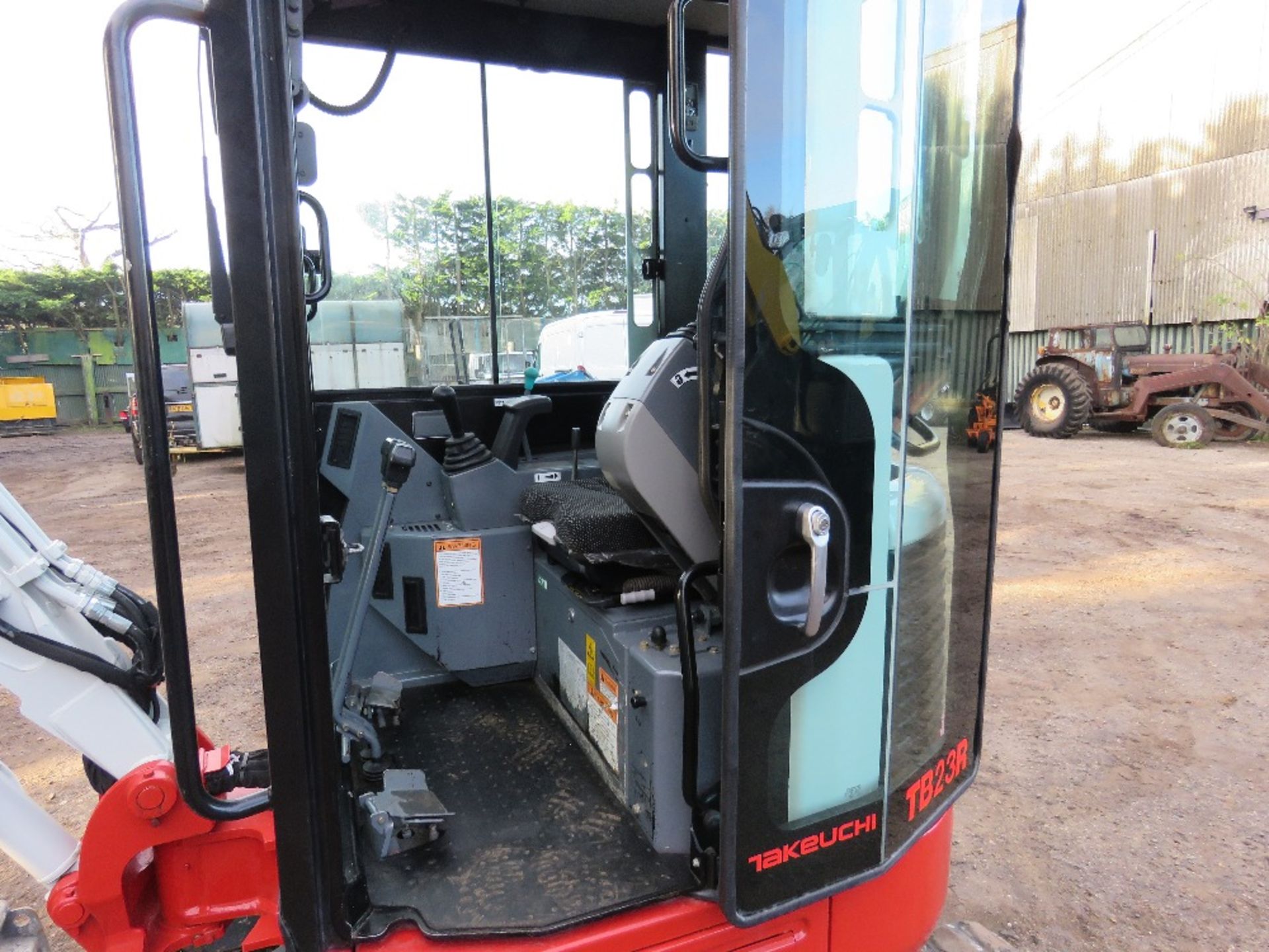 TAKEUCHI TB23R ZERO SWING EXCAVATOR, YEAR 2019. 1243 REC HOURS. 2 X BUCKETS. 2670KG OPERATING WEIGHT - Image 7 of 10
