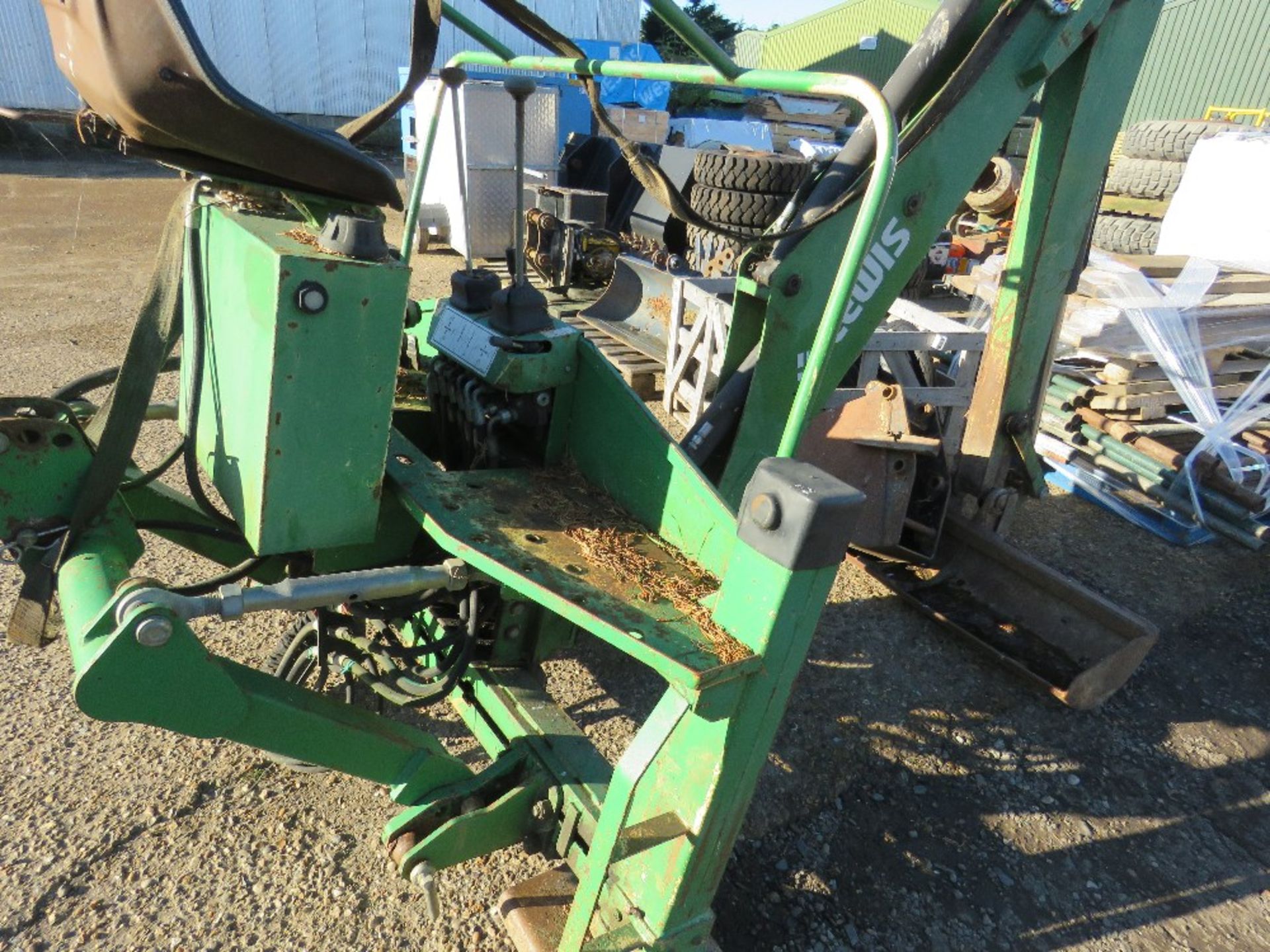 LEWIS 200 TRACTOR 3 POINT LINKAGE MOUNTED BACKHOE WITH HYDRAULIC OFFSET. YEAR 2007. 2 X BUCKETS. - Image 3 of 6