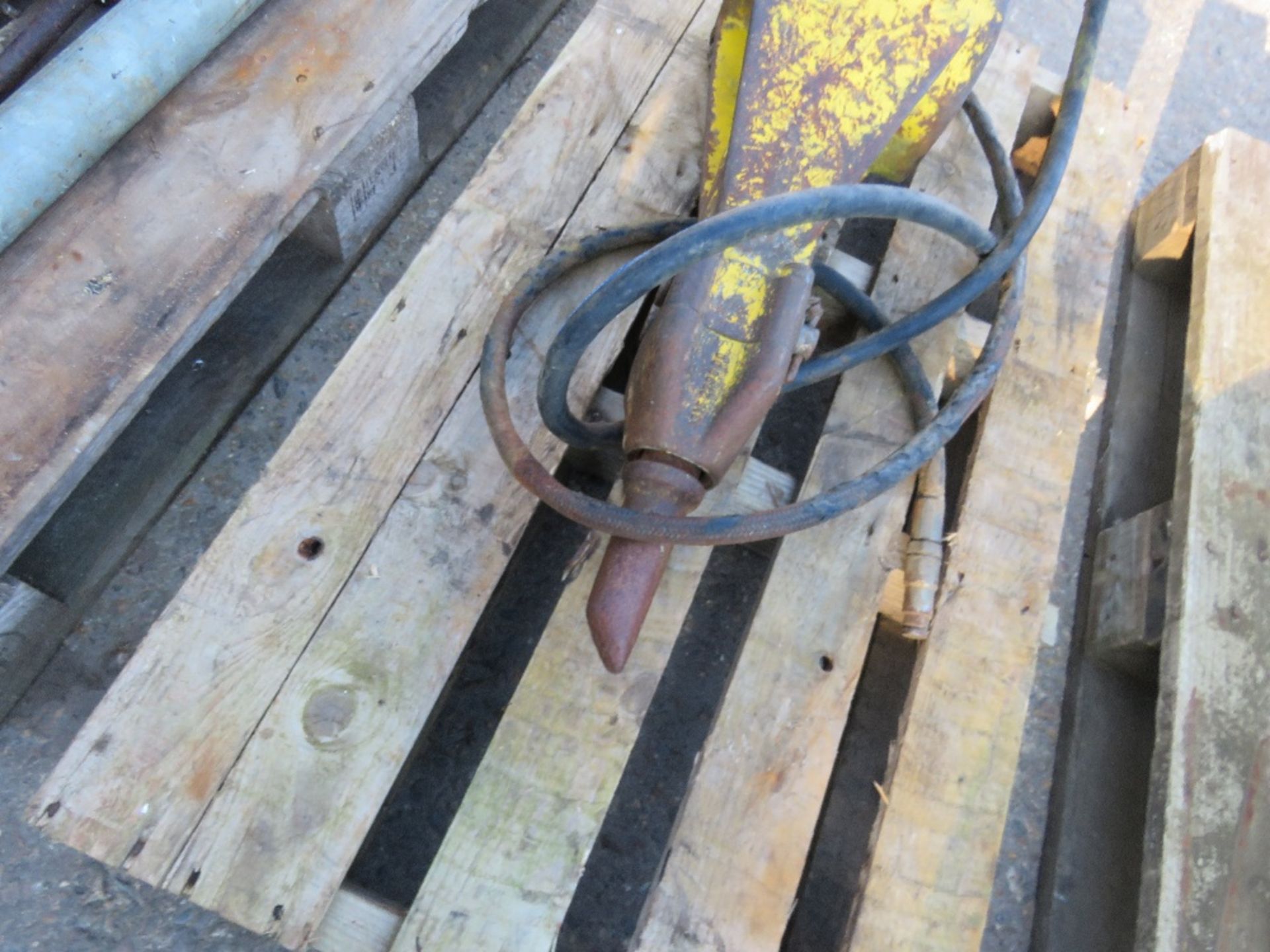 ATLAS COPCO EXCAVATOR BREAKER ON 30MM PINS. SOLD UNDER THE AUCTIONEERS MARGIN SCHEME, THEREFORE NO V - Image 3 of 4