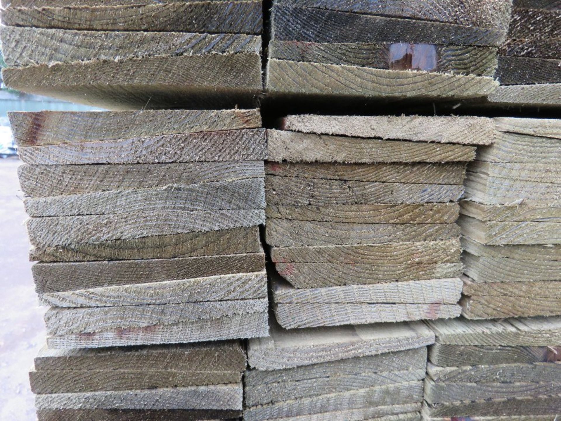 LARGE PACK OF PRESSURE TREATED FEATHER EDGE TIMBER FENCE CLADDING BOARDS. SIZE: 0.9M LENGTH X 10 - Image 3 of 3