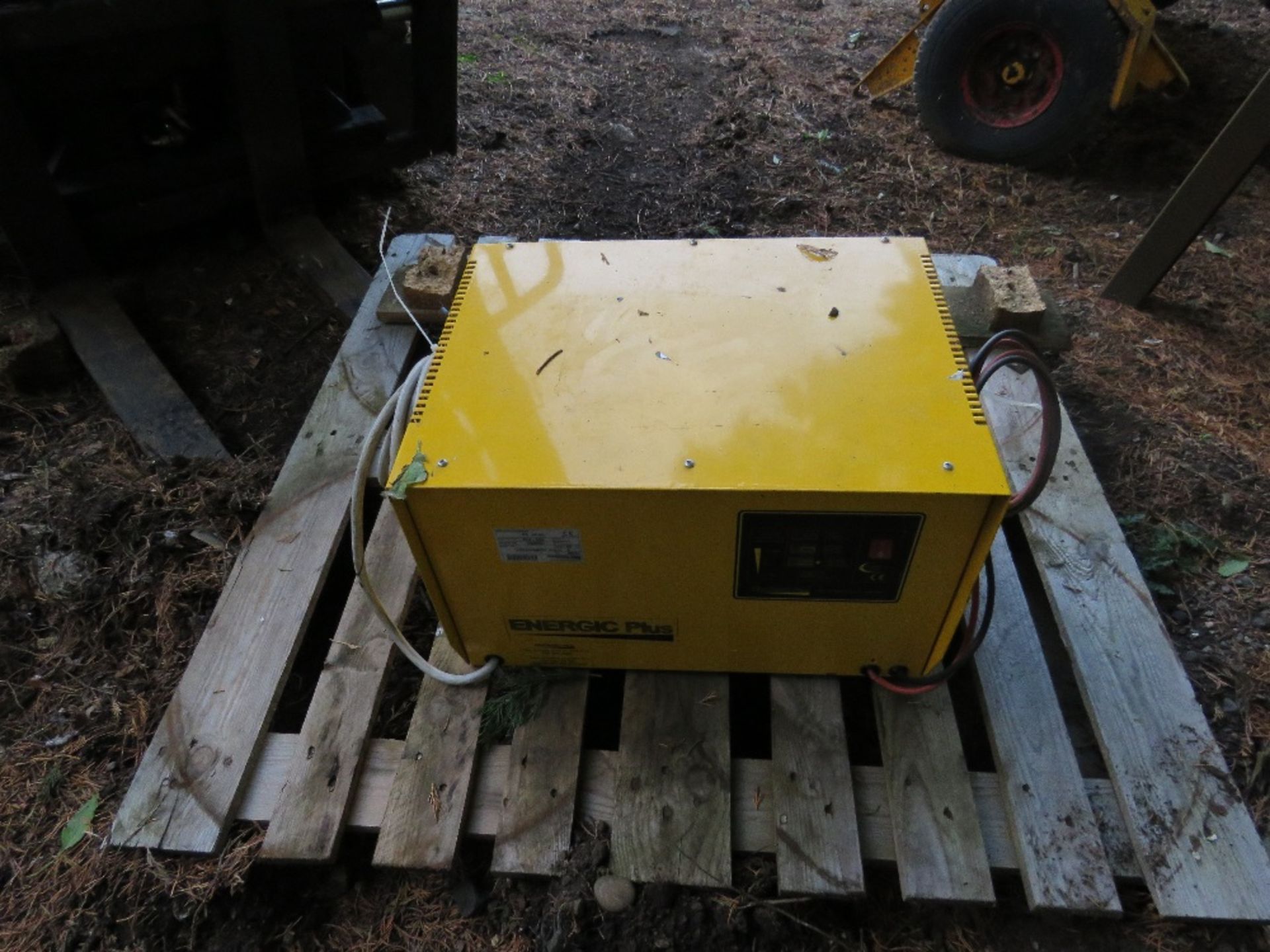 B15T BATTERY FORKLIFT WITH CHARGER. - Image 5 of 9