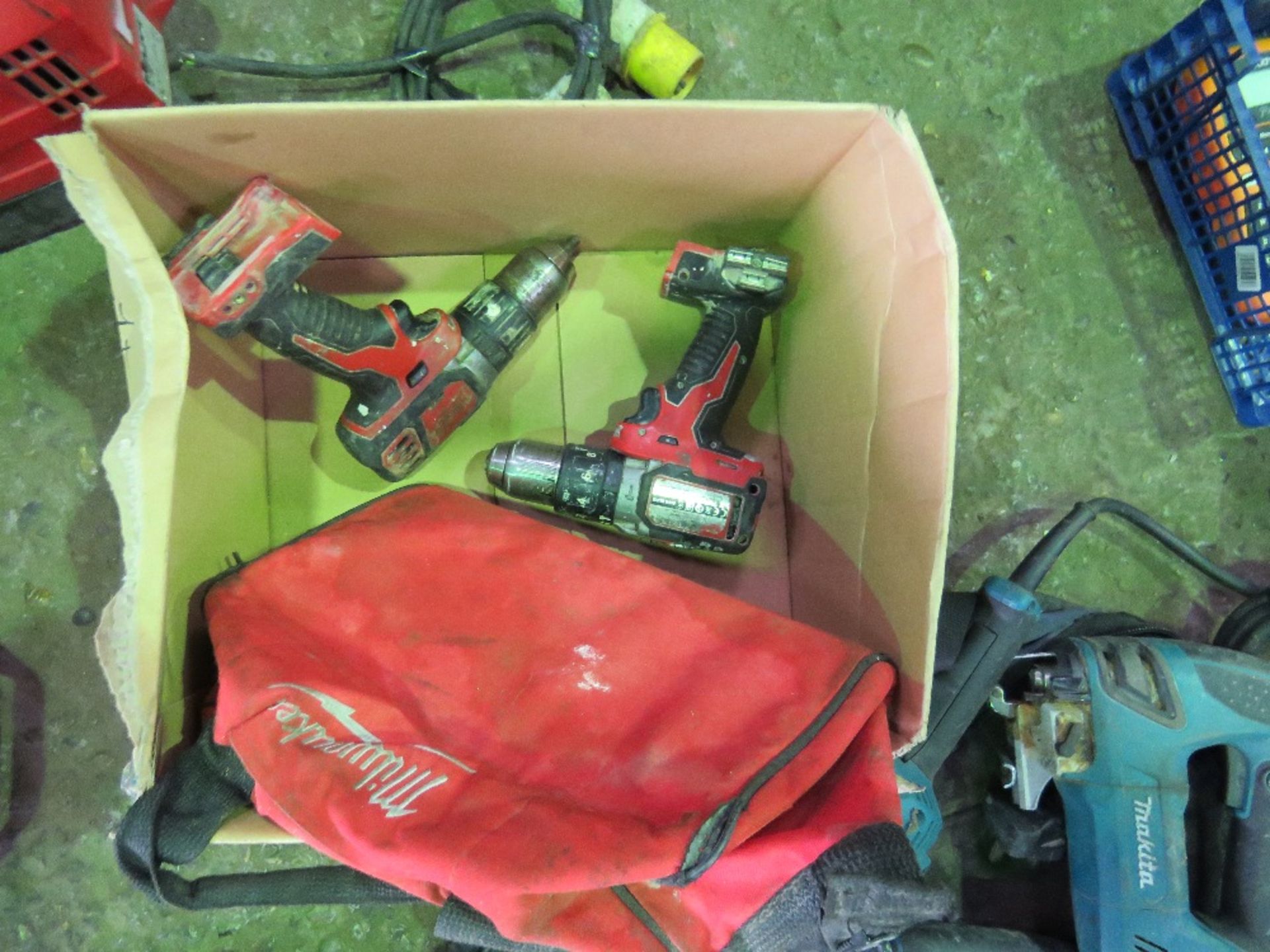 MILWAUKEE RADIO PLUS 2 X MILWAUKEE DRILLS, NO BATTERIES. SOLD UNDER THE AUCTIONEERS MARGIN SCHEME TH - Image 2 of 2