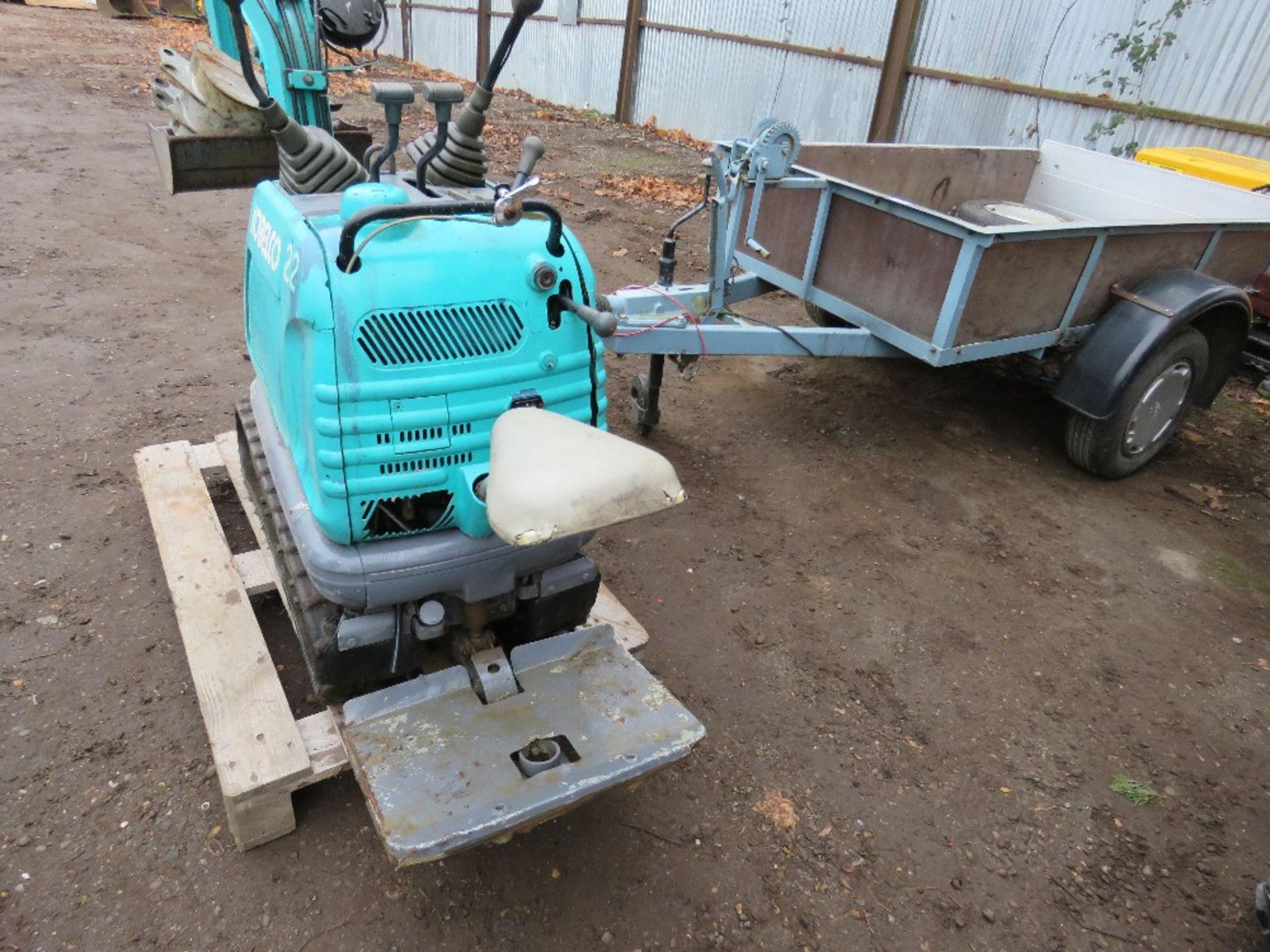 KOBELCO 22 MICRO EXCAVATOR WITH 2 X BUCKETS. PETROL ENGINED, 1049 REC HOURS. SN:FS-01494. THIS LOT I - Image 3 of 8