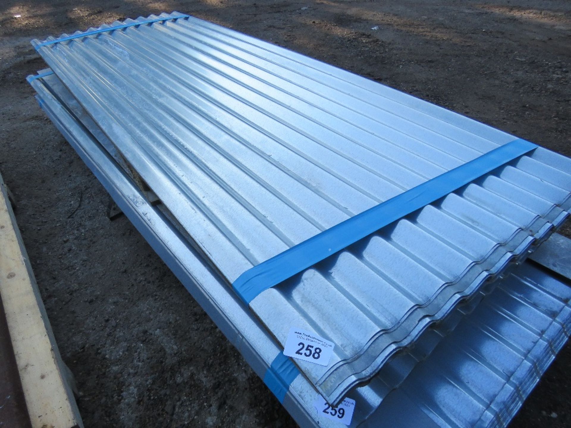 PACK OF 23NO 8FT LENGTH GALVANISED CORRUGATED ROOF SHEETS, 0.9M WIDTH.