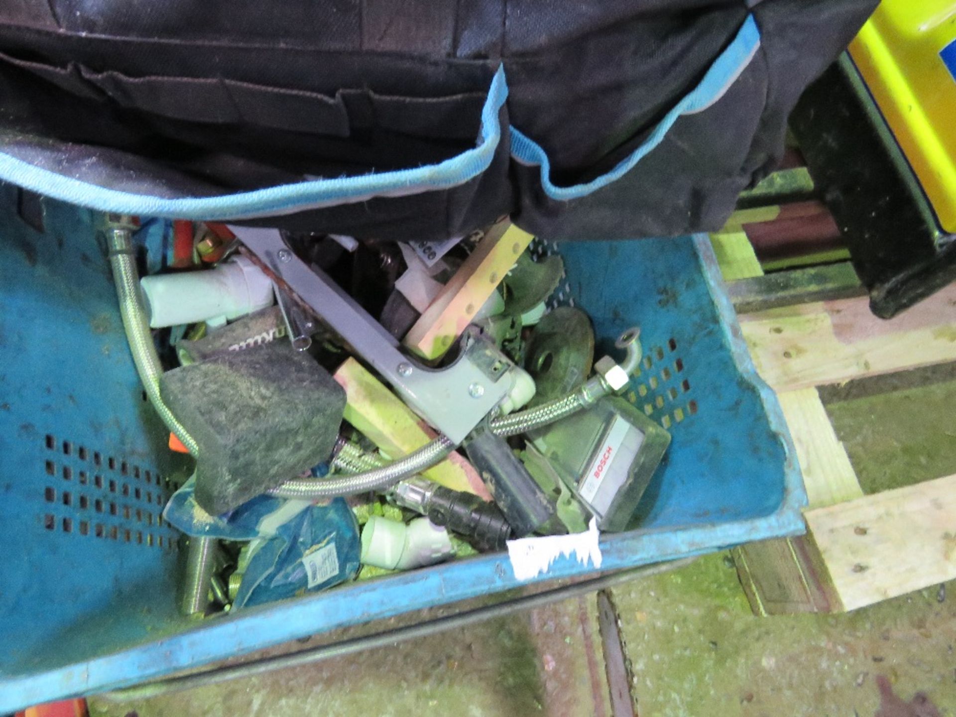 2X BAGS PLUS 2 X BOXES OF PLUMBING RELATED EQUIPMENT. SOLD UNDER THE AUCTIONEERS MARGIN SCHEME THERE - Image 4 of 5