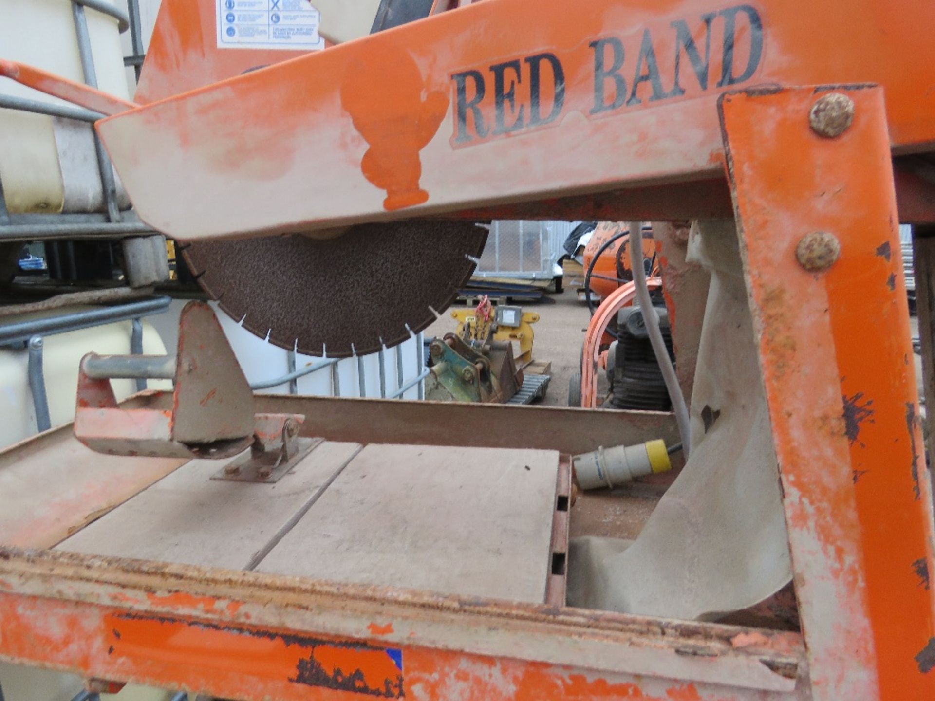 REDBAND 110VOLT POWERED SLAB CUTTING SAWBENCH. - Image 2 of 6