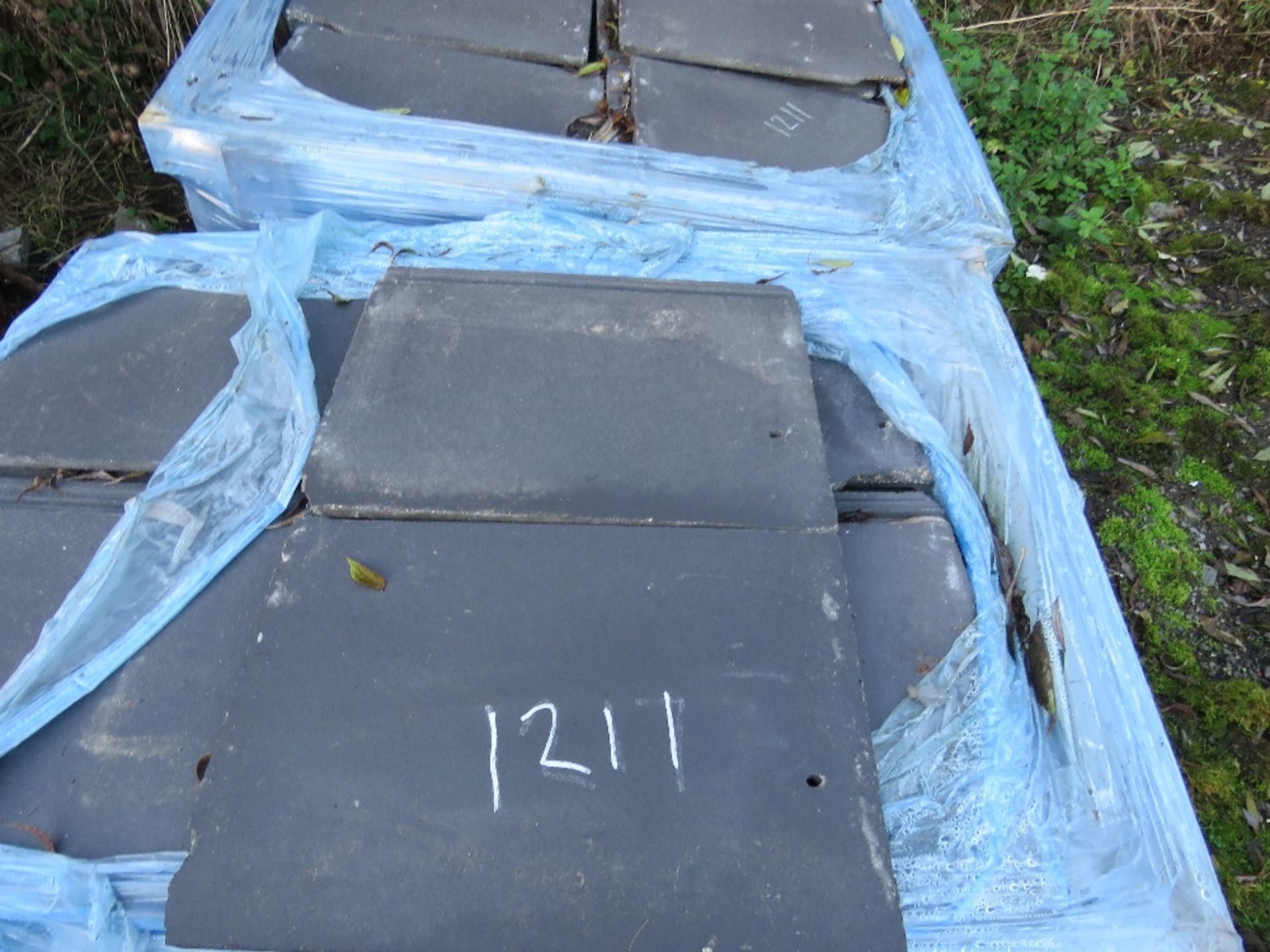 2 X STILLAGES OF SLATE GREY COLOURED INTERLOCKING CONCRETE TILES. NO VAT ON HAMMER PRICE. - Image 2 of 3