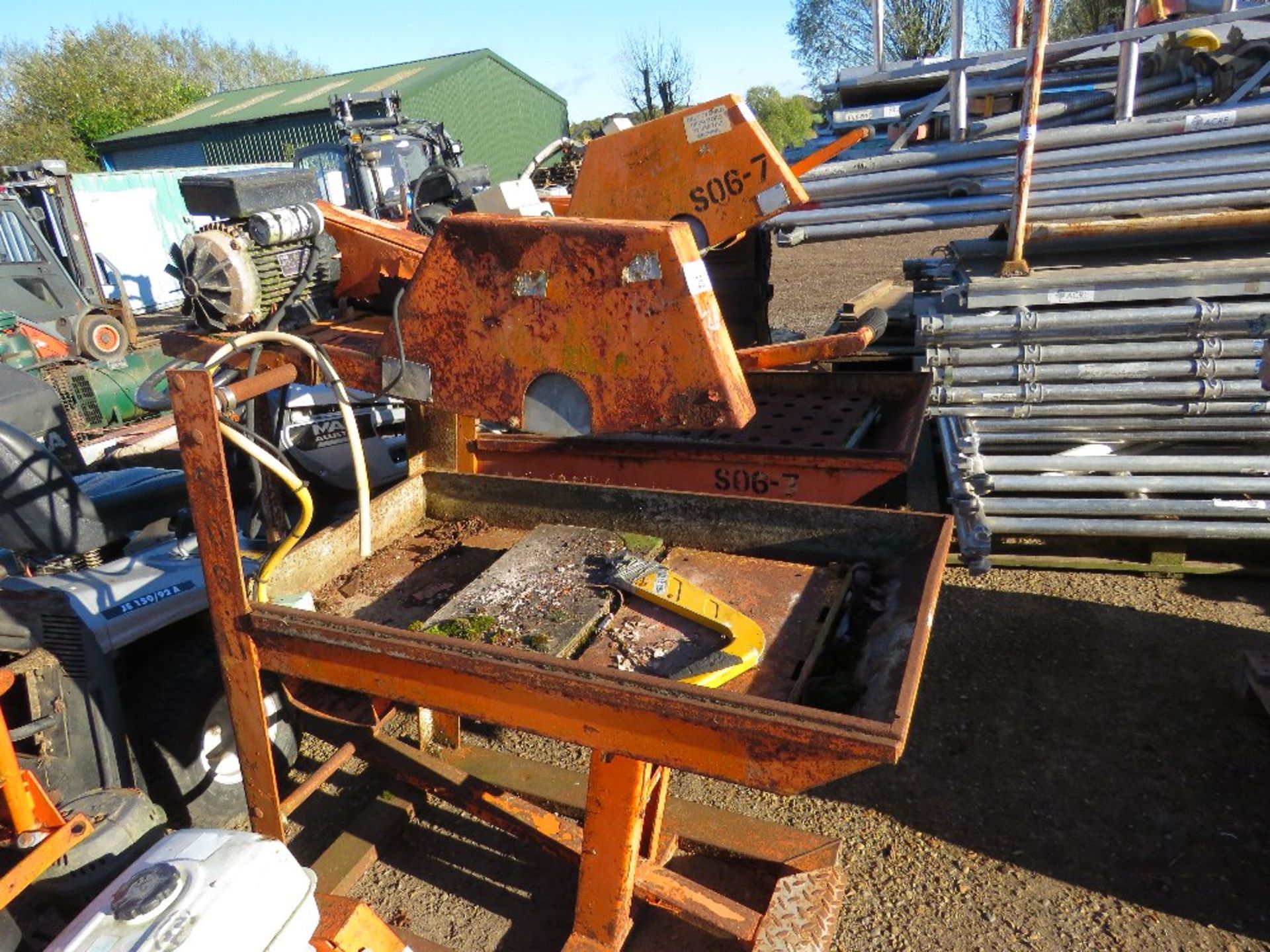 ELECTRIC POWERED SLAB CUTTING SAWBENCH.