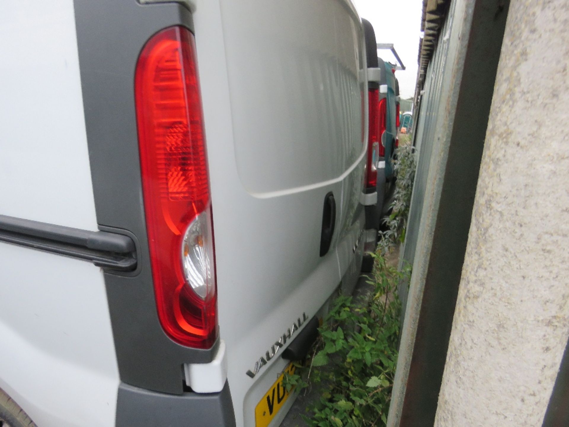 VAUXHALL VIVARO 2900 CREW VAN WITH SIDE DOOR. REG:VU13 WCM. 149,792 REC MILES. WITH V5. TESTED TILL - Image 4 of 8