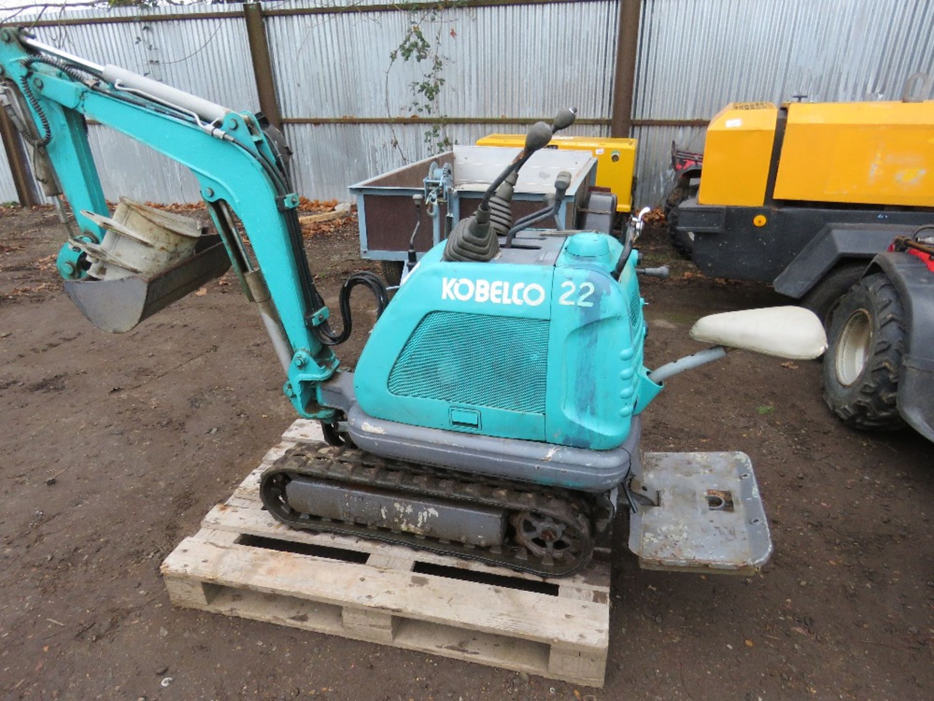 KOBELCO 22 MICRO EXCAVATOR WITH 2 X BUCKETS. PETROL ENGINED, 1049 REC HOURS. SN:FS-01494. THIS LOT I