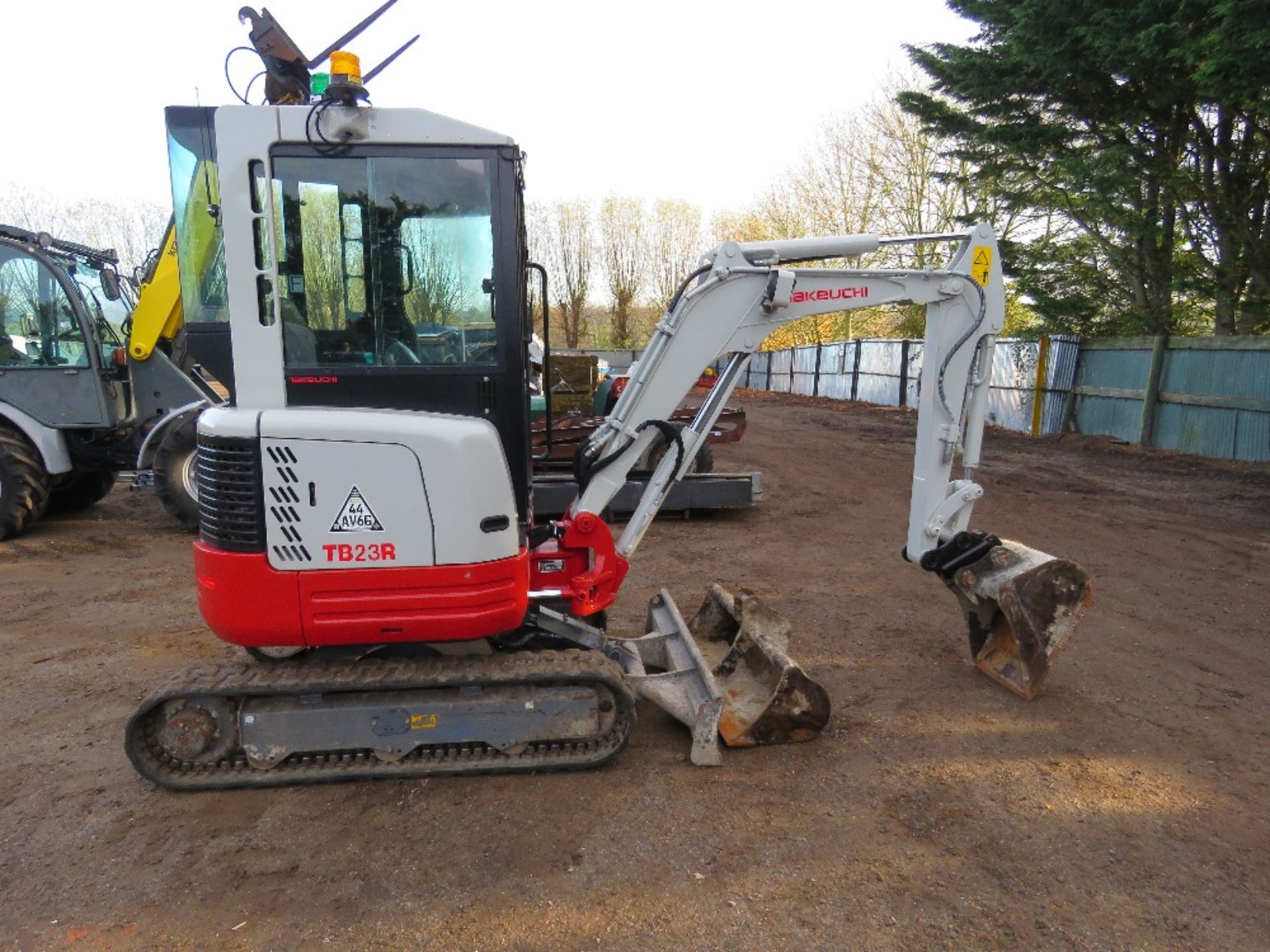 TAKEUCHI TB23R ZERO SWING EXCAVATOR, YEAR 2019. 1243 REC HOURS. 2 X BUCKETS. 2670KG OPERATING WEIGHT - Image 3 of 10