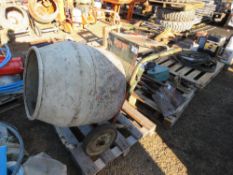 240VOLT POWERED MINI CEMENT MIXER WITH STAND. THIS LOT IS SOLD UNDER THE AUCTIONEERS MARGIN SCHEME,