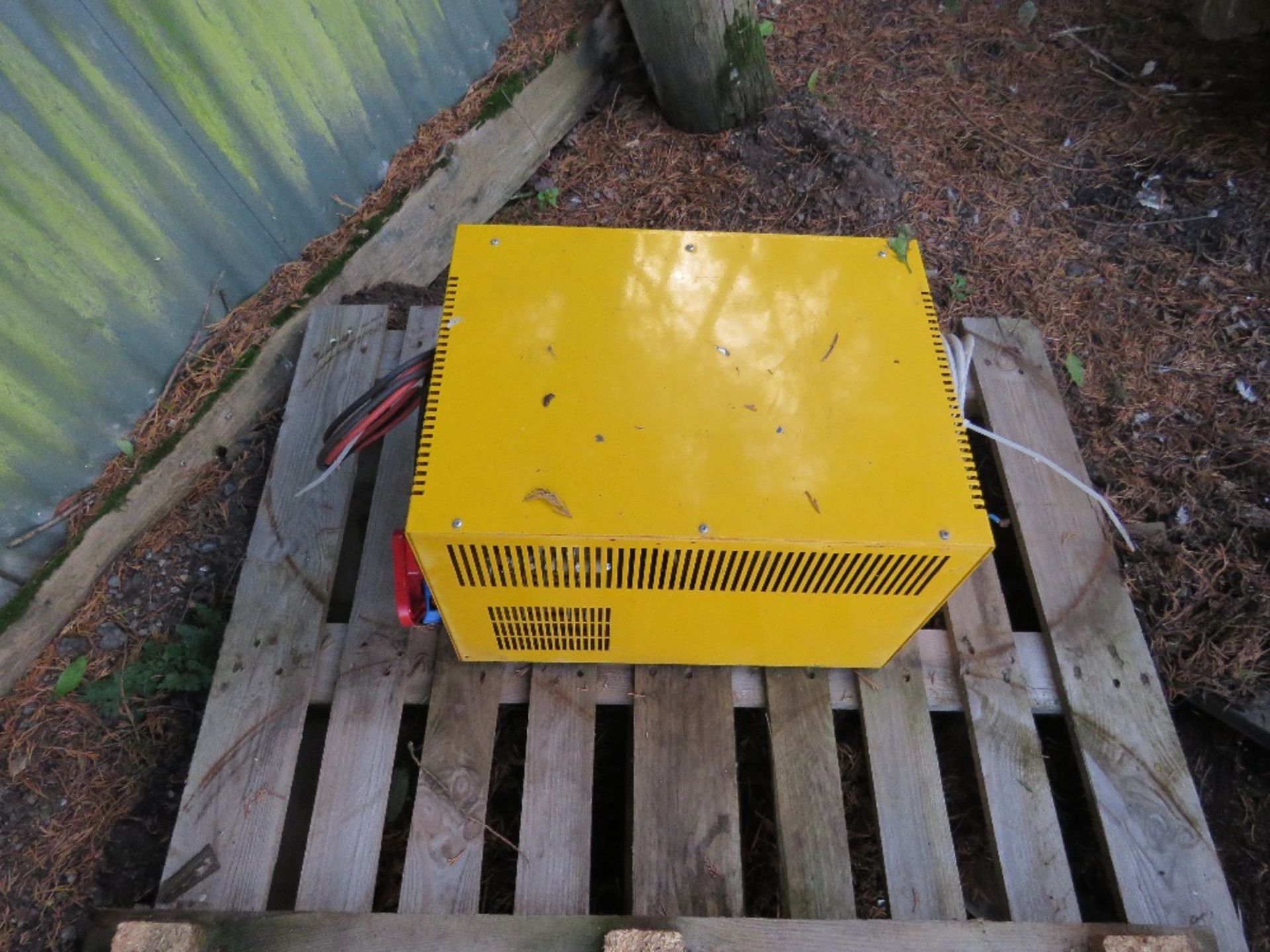 B15T BATTERY FORKLIFT WITH CHARGER. - Image 3 of 9