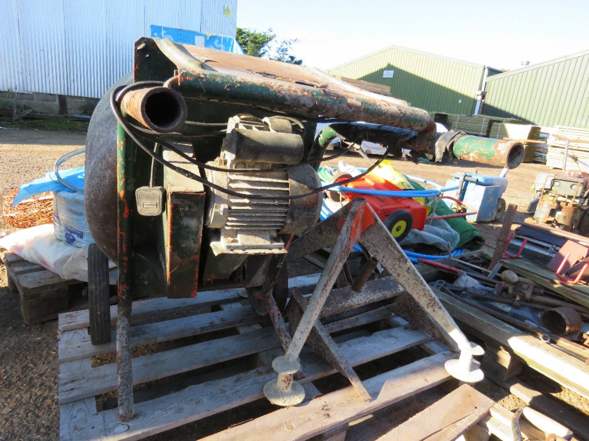 240VOLT POWERED MINI CEMENT MIXER WITH STAND. THIS LOT IS SOLD UNDER THE AUCTIONEERS MARGIN SCHEME, - Image 3 of 4