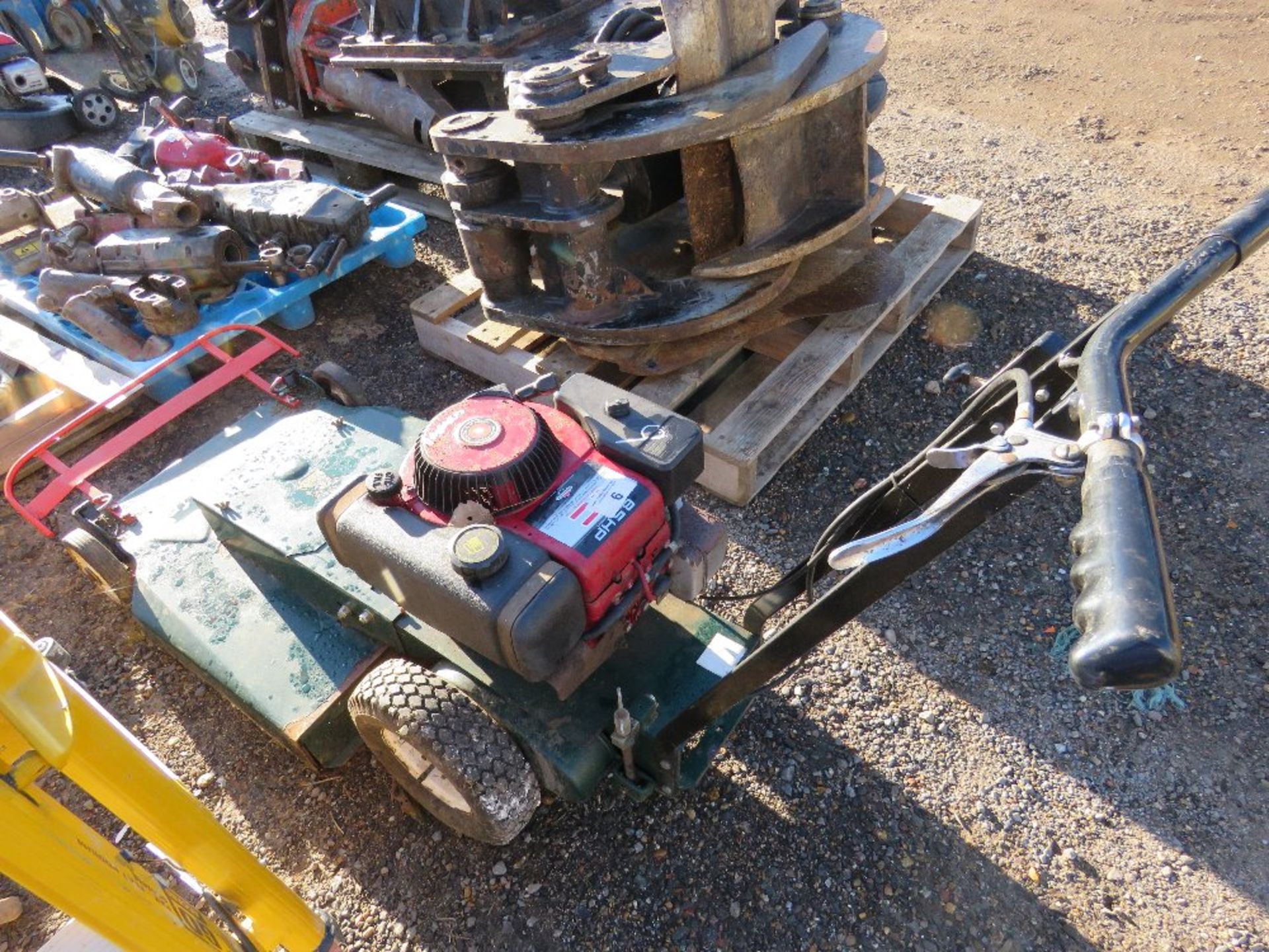 HAYTER OSPREY ROUGH CUT MOWER. WHEN TESTED WAS SEEN TO RUN AND DRIVE. THIS LOT - Image 2 of 4