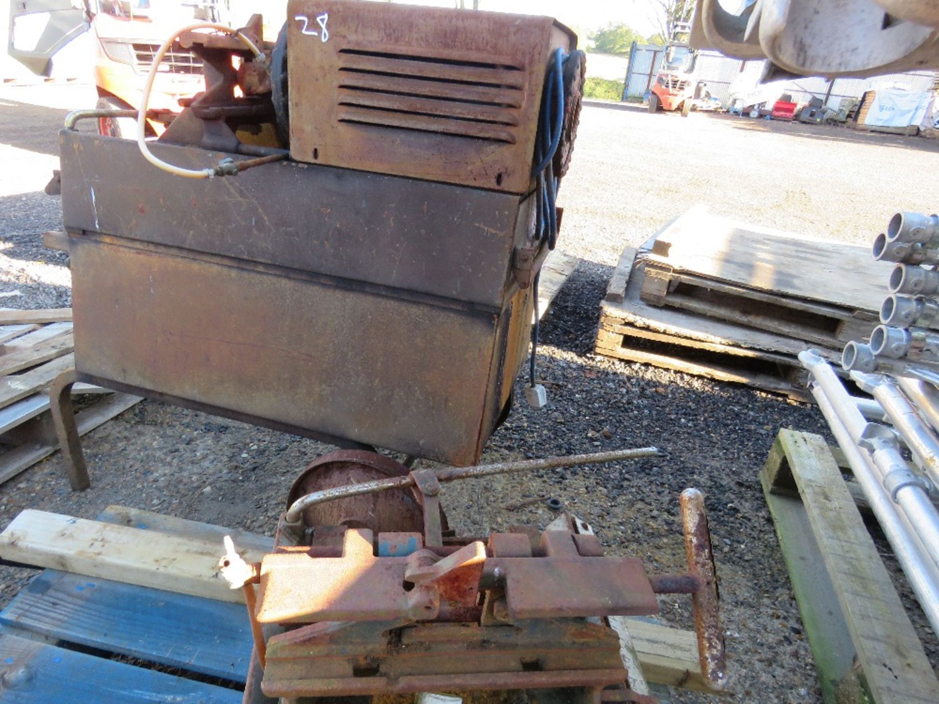 2 X OSTER ELECTRIC PIPE THREADERS. CONDITION UNKNOWN. HAVE BEEN STORED OUTSIDE. - Image 7 of 7