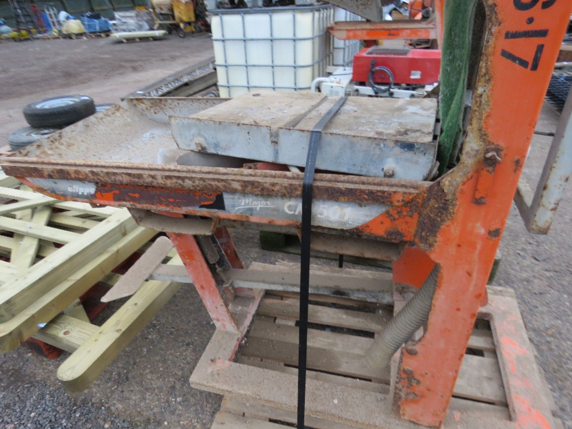 REDBAND 110VOLT SLAB SAWBENCH, NO BELTS FITTED AND GUARD MISSING. - Image 3 of 4