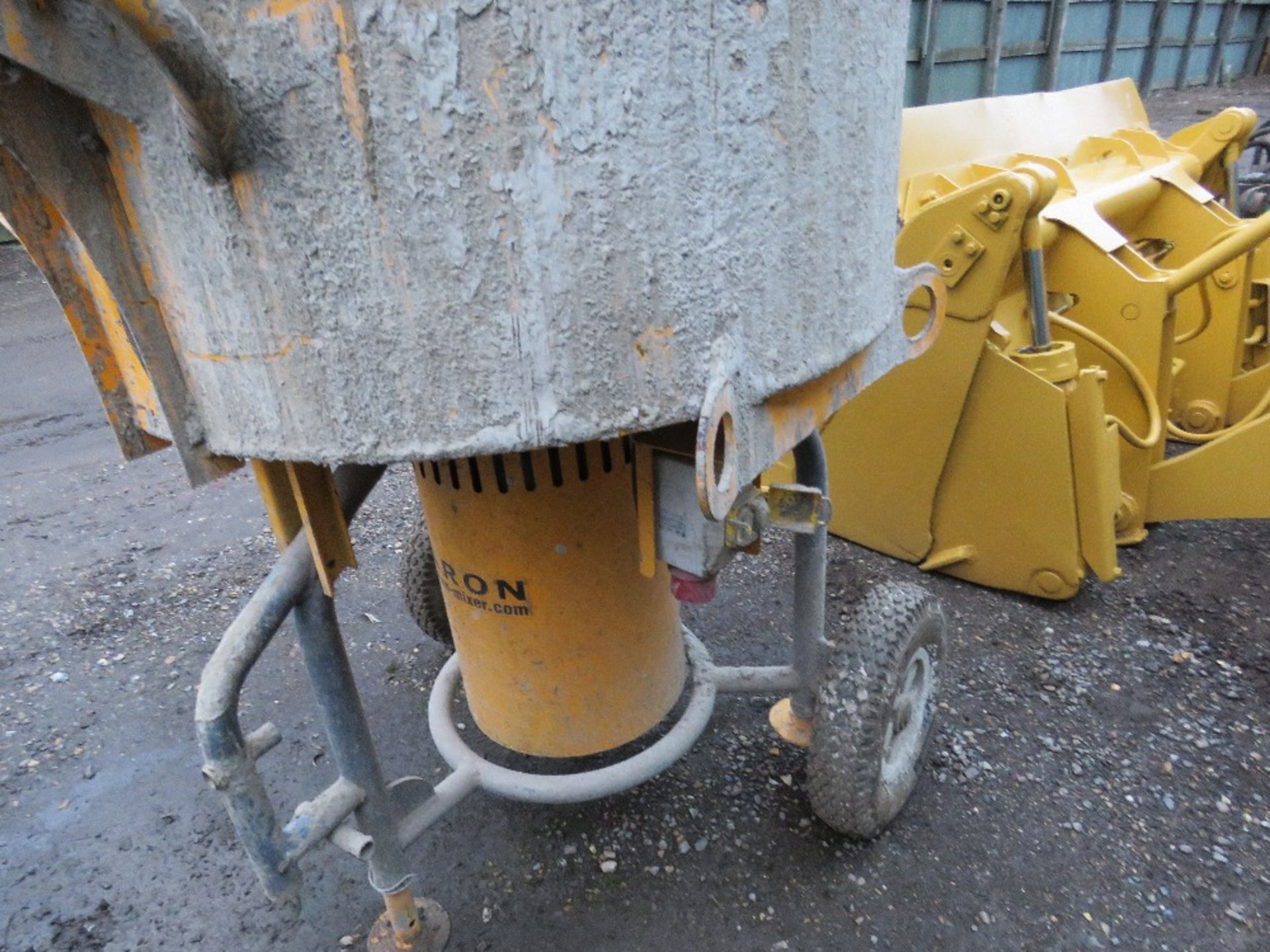 BARON 3PHASE FORCED ACTION TUB MIXER. DIRECT FROM LOCAL COMPANY BEING SURPLUS TO REQUIREMENTS. WORKI - Image 4 of 4