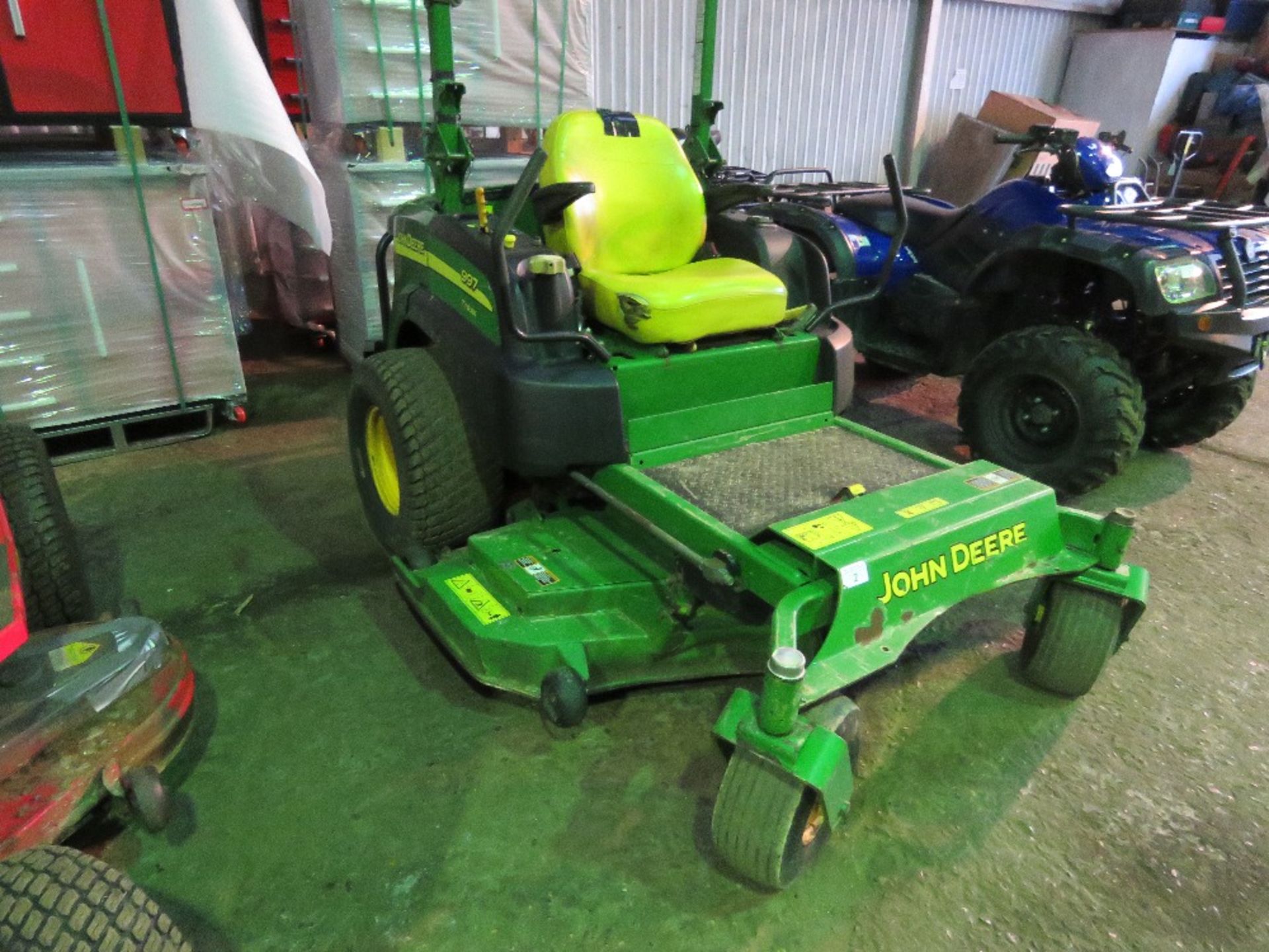 JOHN DEERE 997 Z TRAK PROFESSIONAL ZERO TURN RIDE ON MOWER, YEAR 2009 BUILD. 2547 REC HOURS. SN:TC99