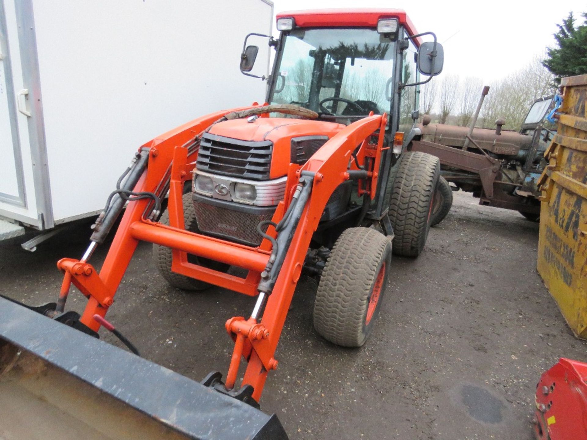 KUBOTA L5030 4WD TRACTOR WITH LOADER AND BUCKET. REG:PO55 KVU (LOG BOOK TO APPLY FOR). SN:37647. WHE - Image 3 of 16