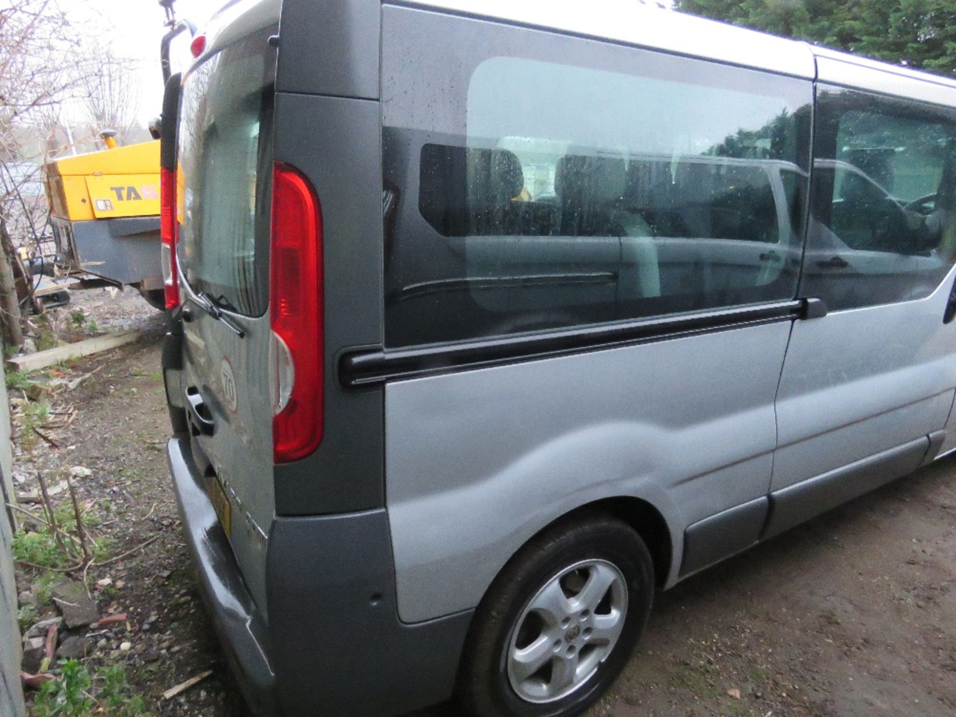 bid increment now £100 VAUXHALL VIVARO CDTI 9 SEATER MINIBUS REG: DU64 OOX. 207,193 REC MILES. - Image 8 of 10